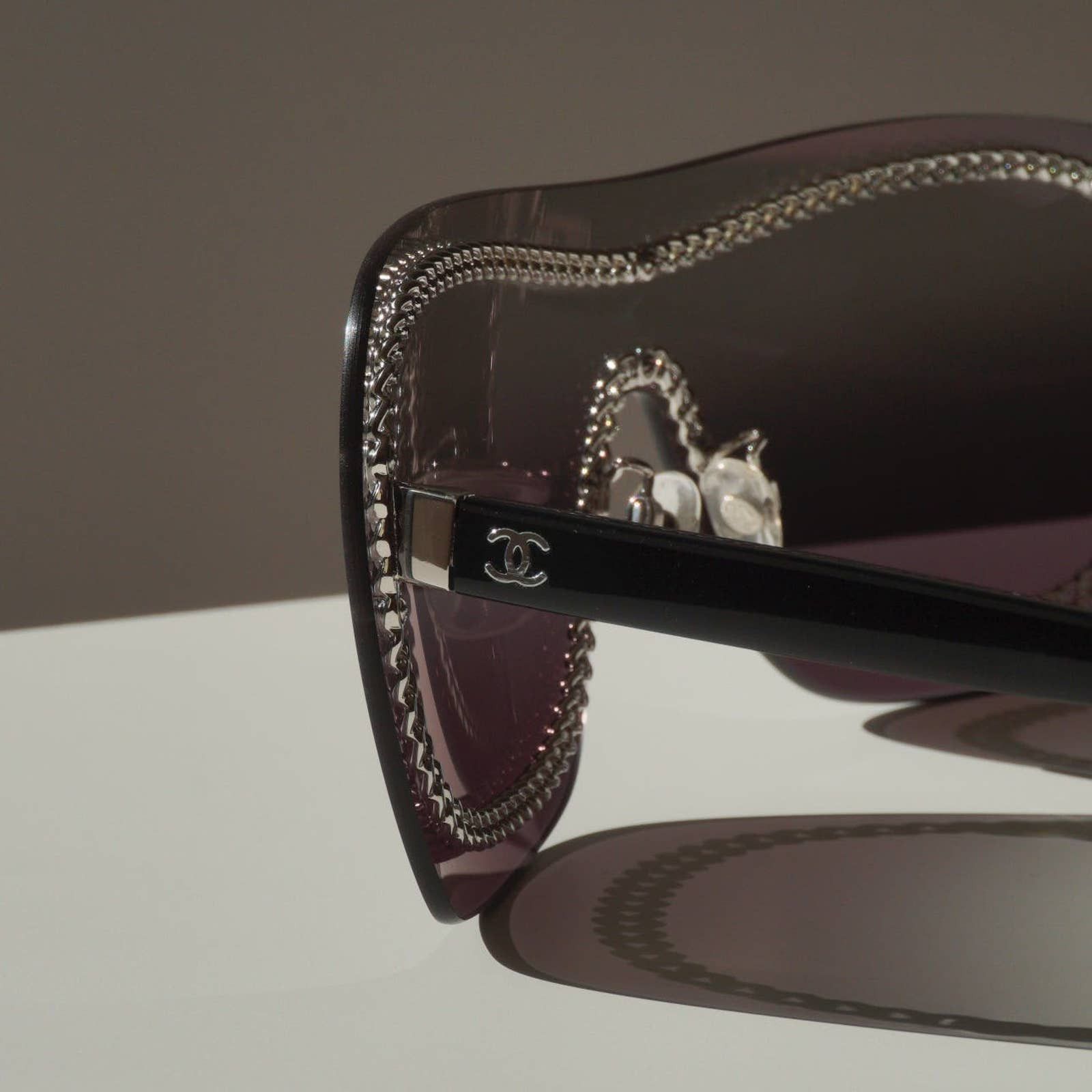 Chanel Chanel shield mask logo silver chain frame black sunglasses Size ONE SIZE - 6 Thumbnail