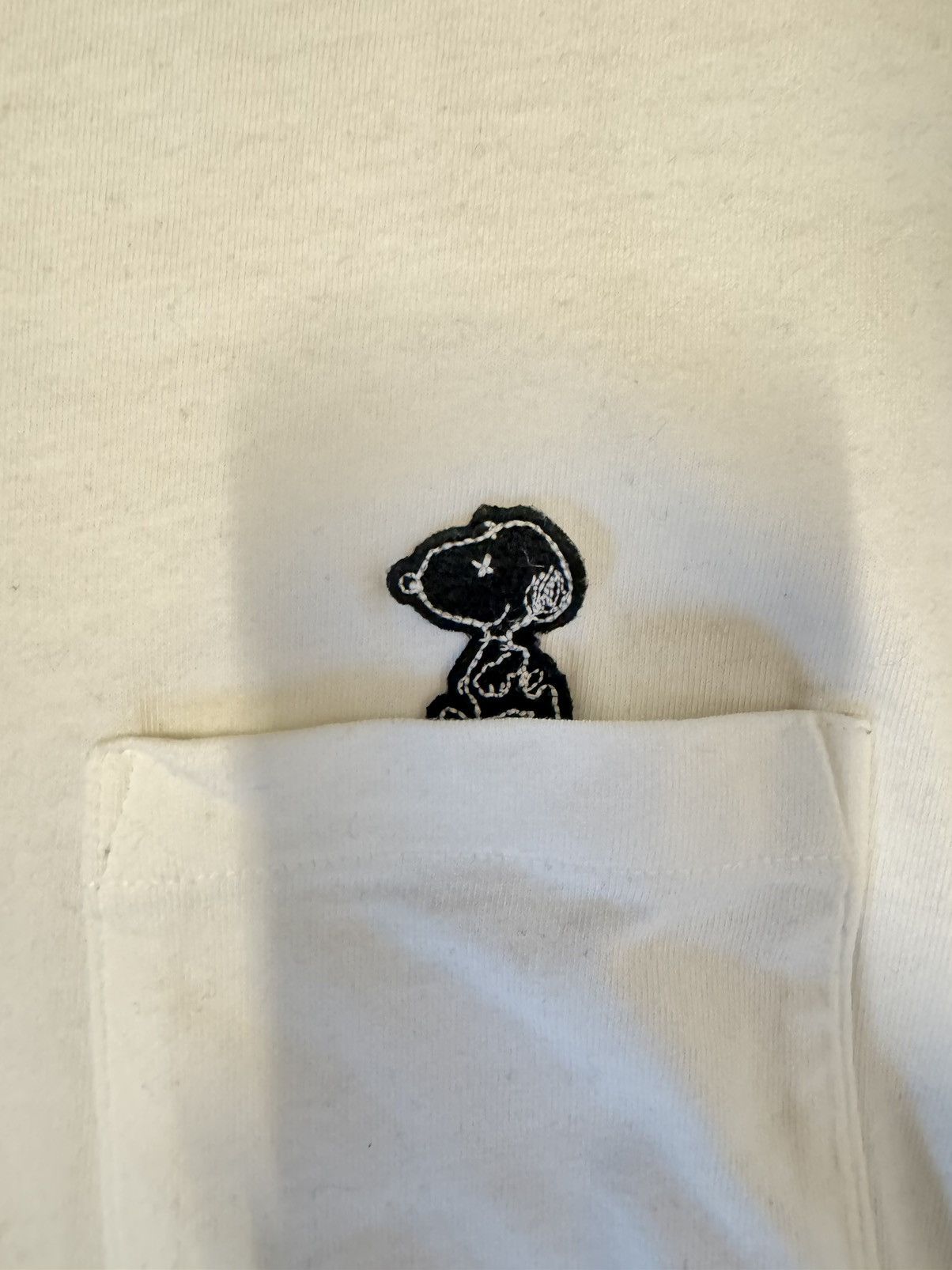 Kaws × Peanuts × Uniqlo Kaws x Uniqlo x Peanuts Snoopy Pocket Tee Size US M / EU 48-50 / 2 - 2 Thumbnail