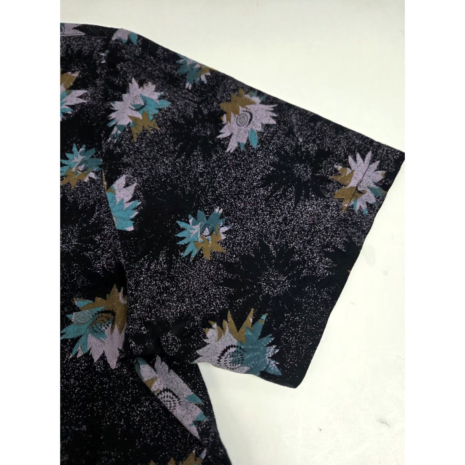 Volcom Volcom Men’s Short Sleeve Button Up Floral Shirt Blk/Purple Size M Button-Up Casual Beach Hawaiian 90s Mens Size US M / EU 48-50 / 2 - 6 Thumbnail