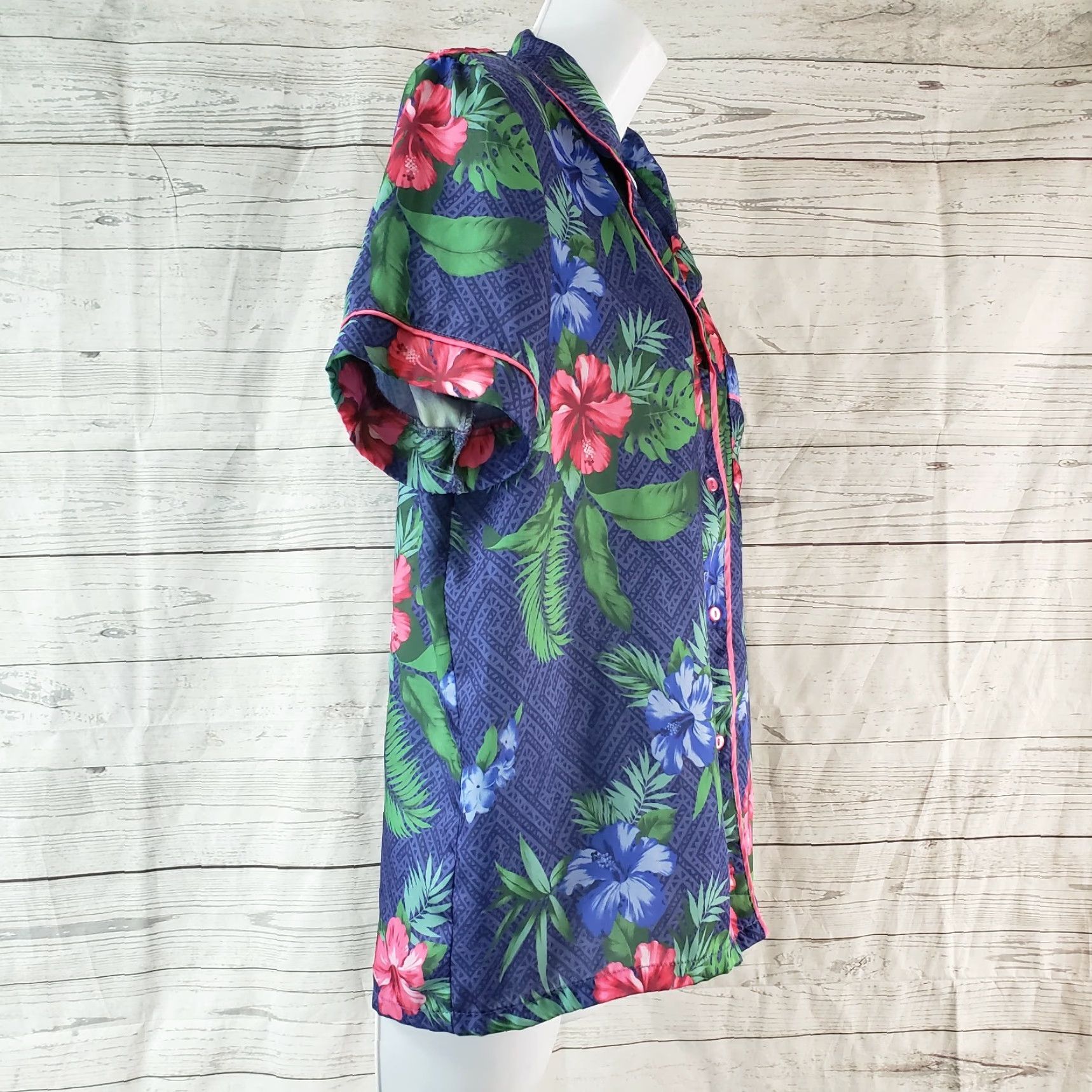 Tommy Bahama VINTAGE Tommy Bahama Sleepwear Pajama Top Womens Medium Purple Pink Floral Shirt Womens Sleepwear 21.5" Width 24.5" Length Size M / US 6-8 / IT 42-44 - 3 Thumbnail