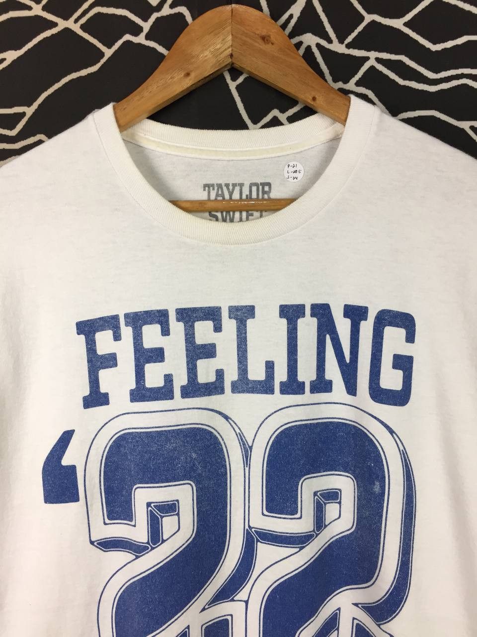 Band Tees Taylor Swift Feeling 22 Cat Graduation Long Sleeve Tee Size US L / EU 52-54 / 3 - 3 Thumbnail