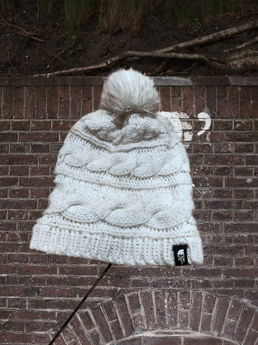 The North Face THE North Face Beanie Hat Cream Cable Knit Size ONE SIZE - 1 Thumbnail