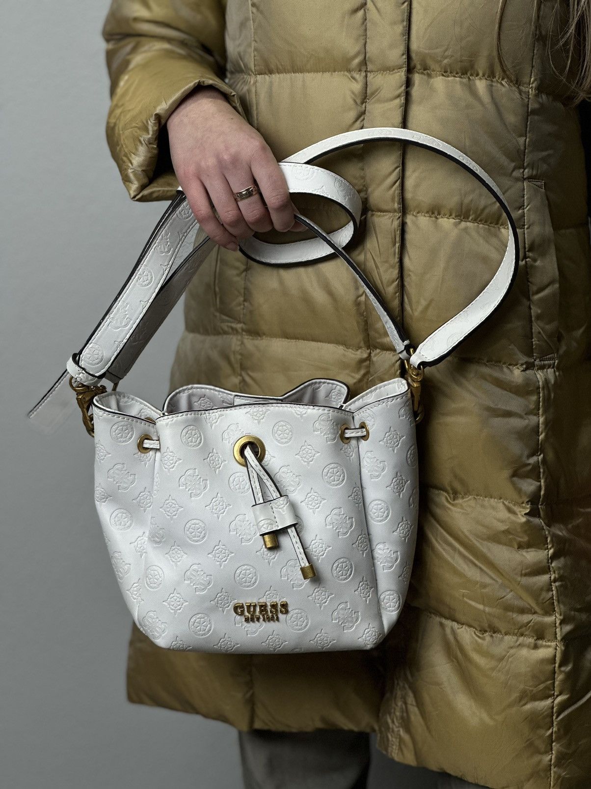 Guess Guess White Monogram Bucket Bag Gold Hardware Y2K Style Size ONE SIZE - 3 Thumbnail