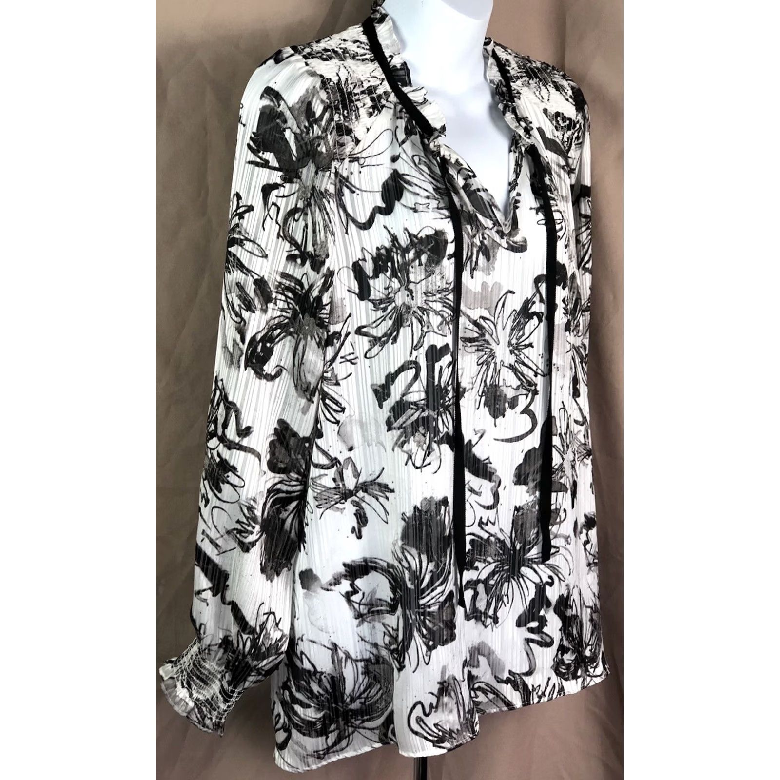 Vera Wang Vera Wang Blouse Shirt Floral Keyhole Bow Ruffles Long Sleeve Ivory Black XL Women’s/Adult Size XL / US 12-14 / IT 48-50 - 3 Thumbnail