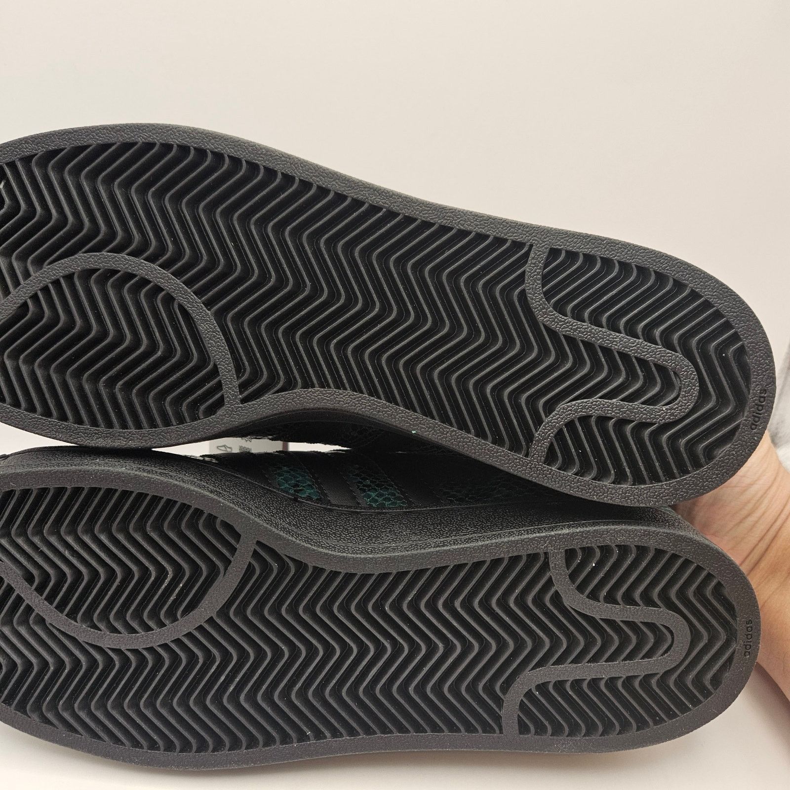Adidas ADIDAS ORIGINALS WOMEN'S 9 SUPERSTAR BLACK GREEN SNAKESKIN Size US 9 / IT 39 - 5 Thumbnail