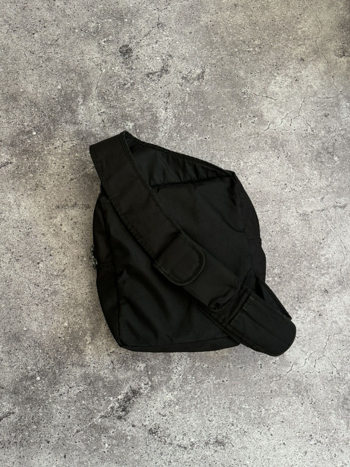 Diesel × Vintage Vintage Diesel Y2K distressed crossbody sling bag Size ONE SIZE - 14 Thumbnail