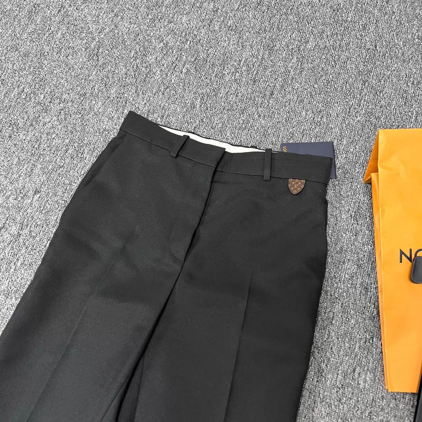 Louis Vuitton Lv Monogram Small Leather Tag Wide Leg Trousers Size 36 NWT Size 26" / US 2 / IT 38 - 3 Thumbnail