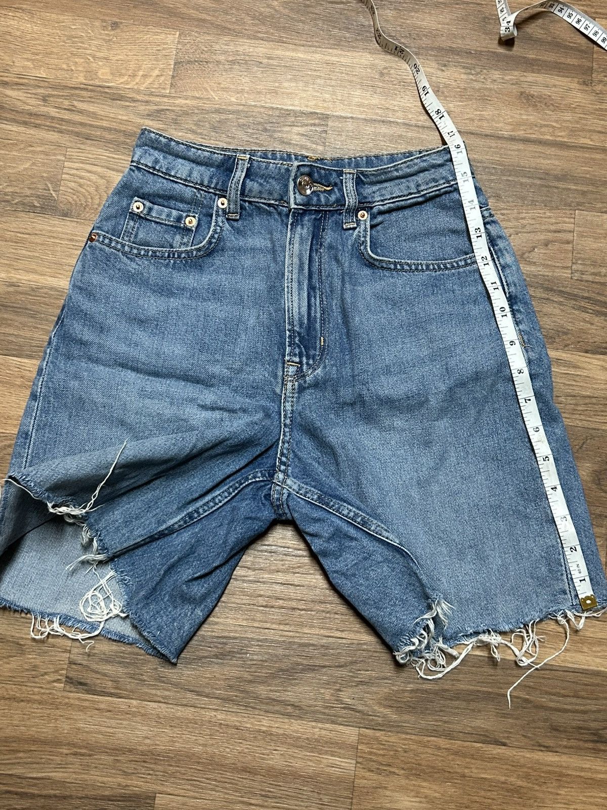Divided Divided H&M women's raw frayed hem medium wash denim shorts Size 24" / US 00 / IT 34 - 6 Thumbnail