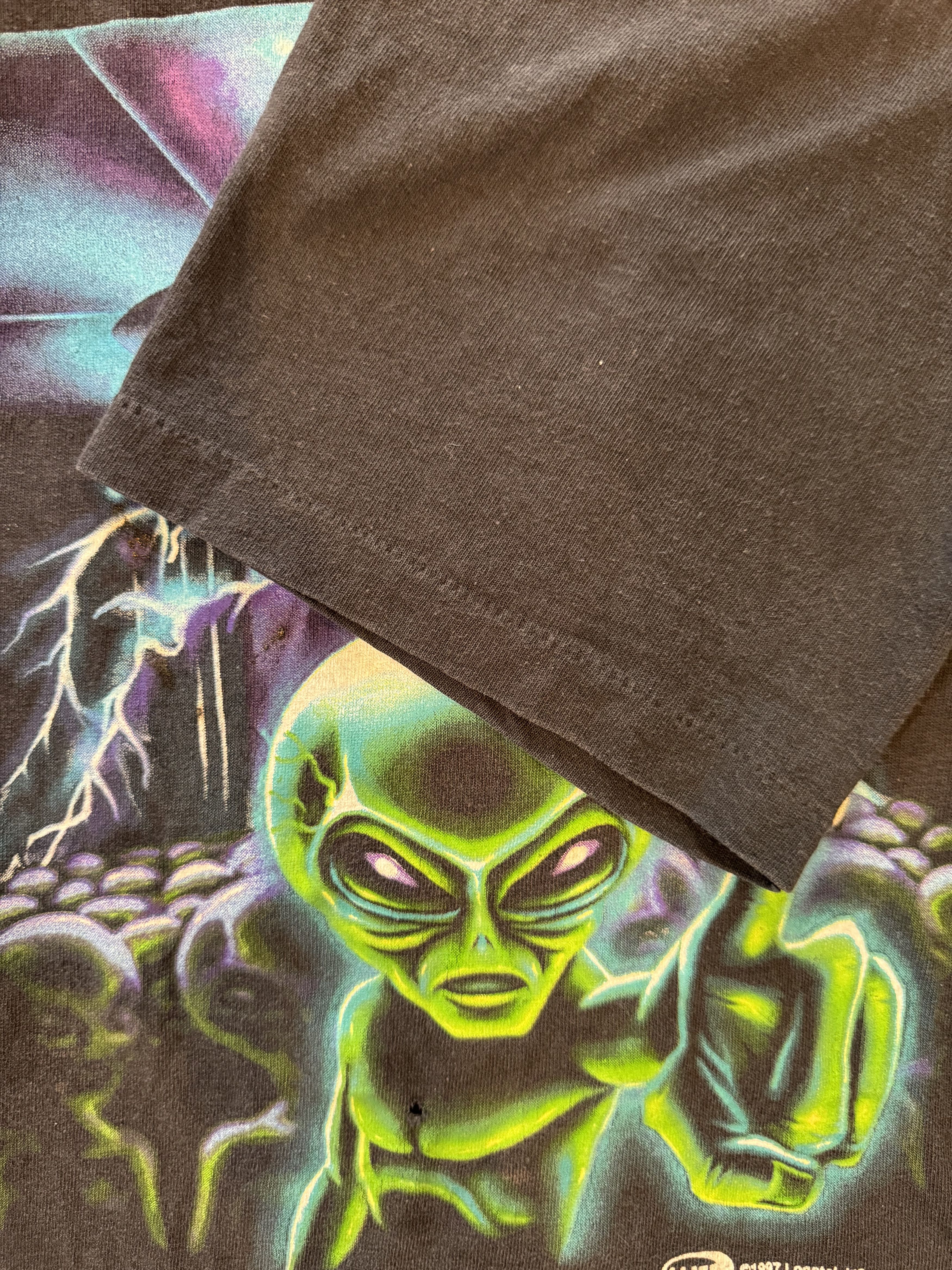 Vintage Vintage 1997 Tennessee River Gold Aliens "Believe" T-shirt Size US L / EU 52-54 / 3 - 8 Thumbnail
