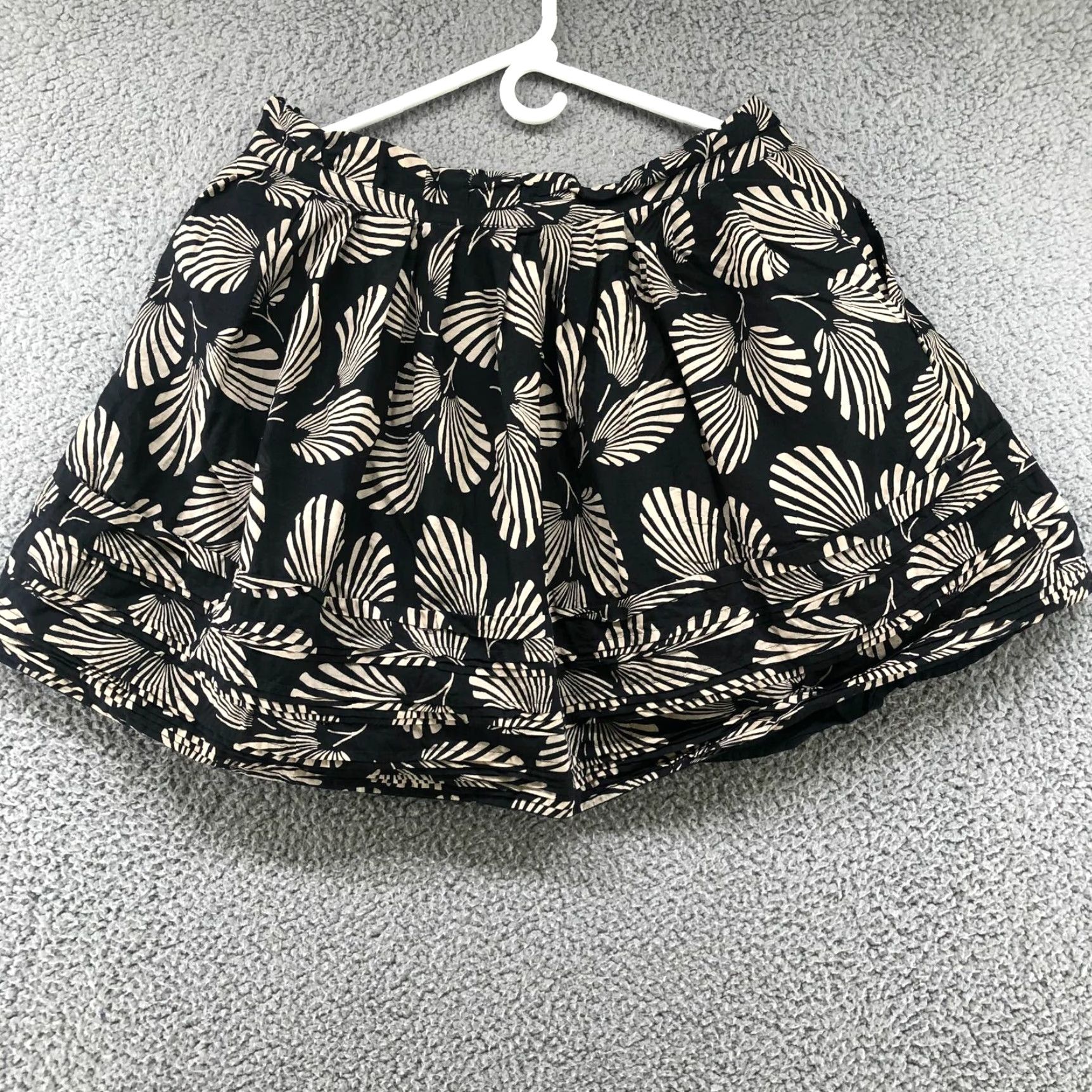 Ted Baker Ted Baker Mini Skirt Women's Size 8 Retro Floral Pleated Silk Blend Black White Size 30" / US 8 / IT 44 - 2 Thumbnail