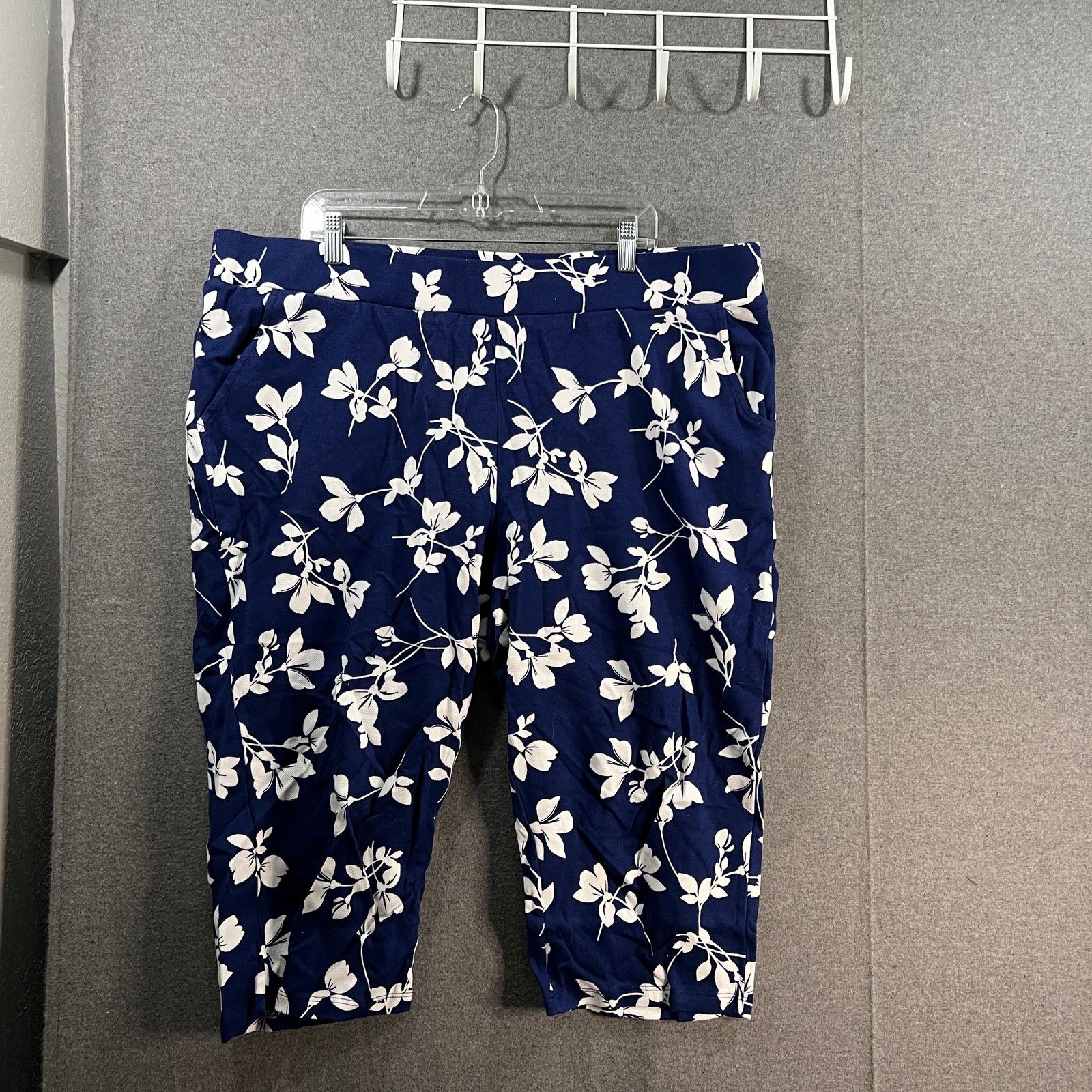Other Belle by Kim Gravel Petite Perfect Pique Floral Pant Size 40" / US 18 - 1 Thumbnail