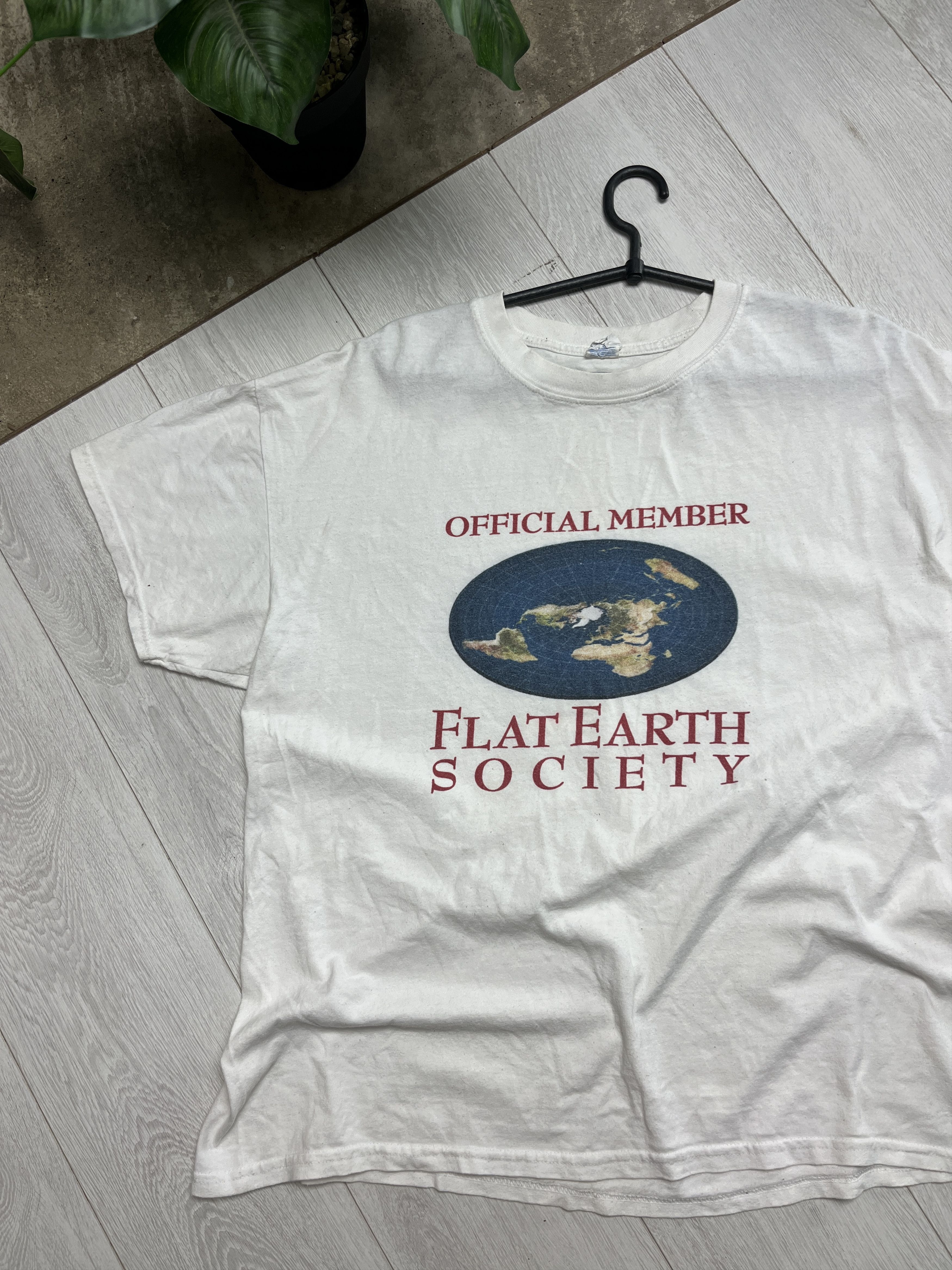 Other 2000s FLAT EARTH SOCIETY "OFFICIAL MEMBER" GRAPHIC TEE - 810 Size US L / EU 52-54 / 3 - 2 Thumbnail