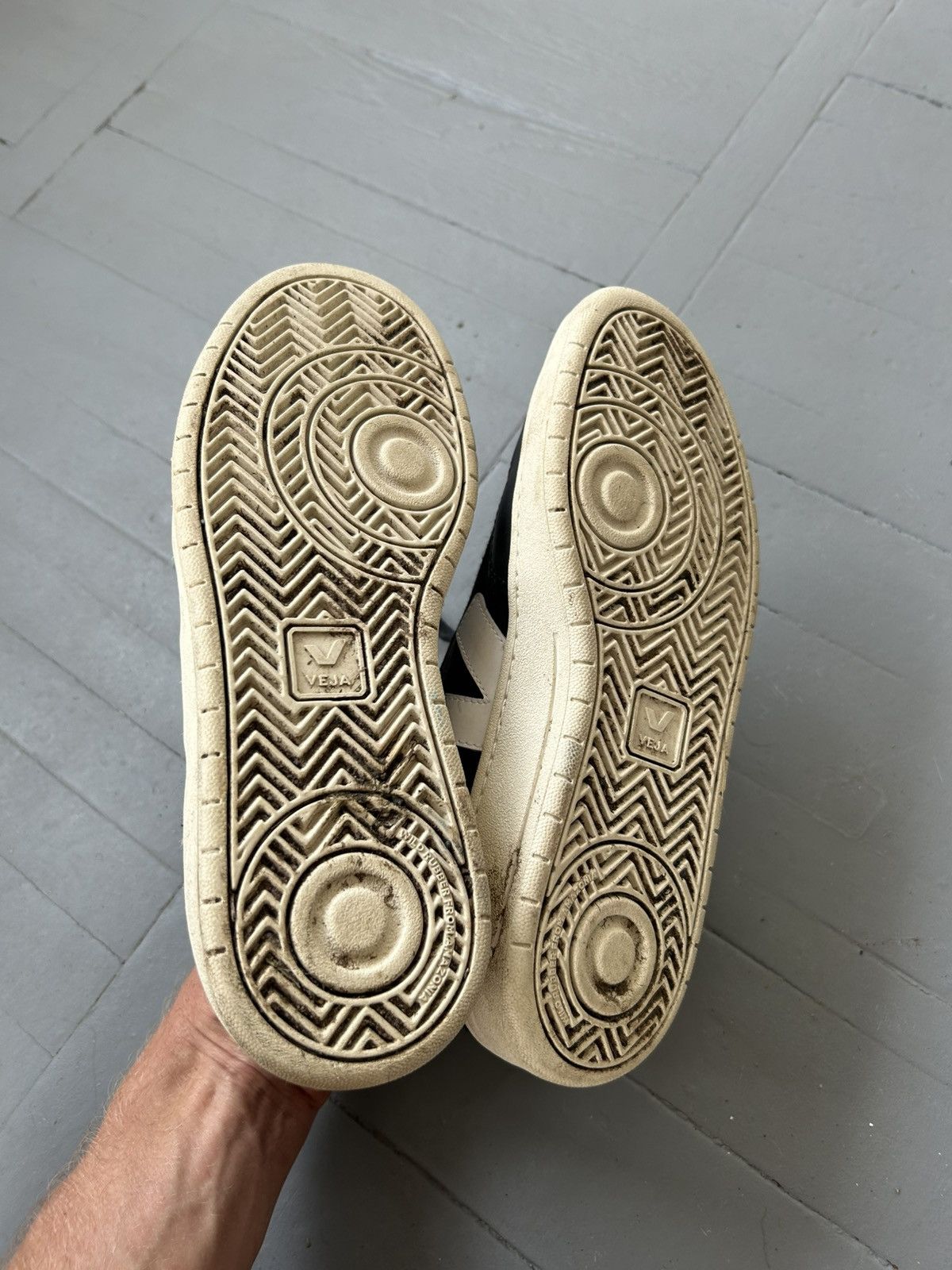 Veja Veja leather men’s low top sneakers Size US 8 / EU 41 - 6 Thumbnail