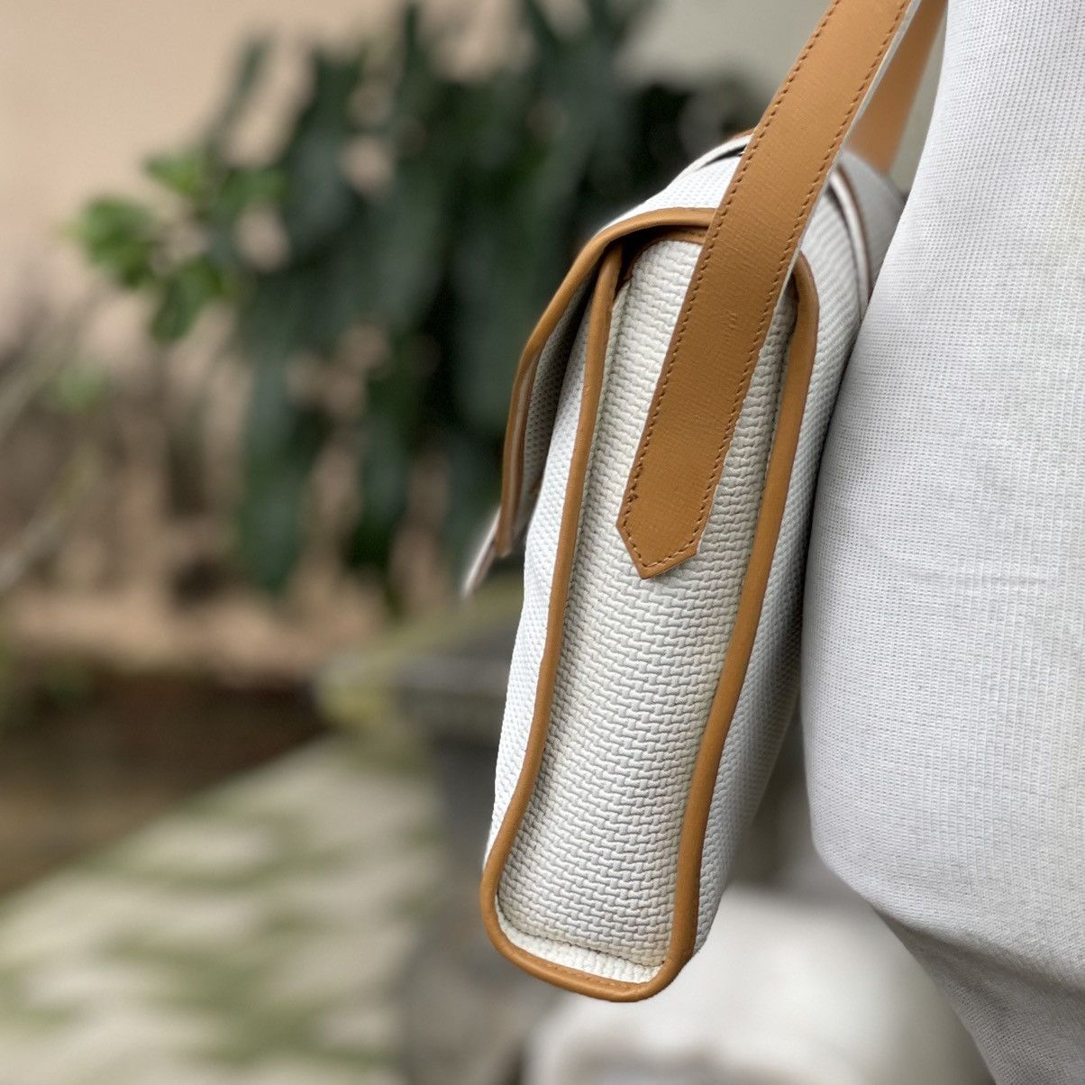 Yves Saint Laurent Vintage Yves Saint Launrent Off White/Tan Leather Crossbody Size ONE SIZE - 3 Thumbnail