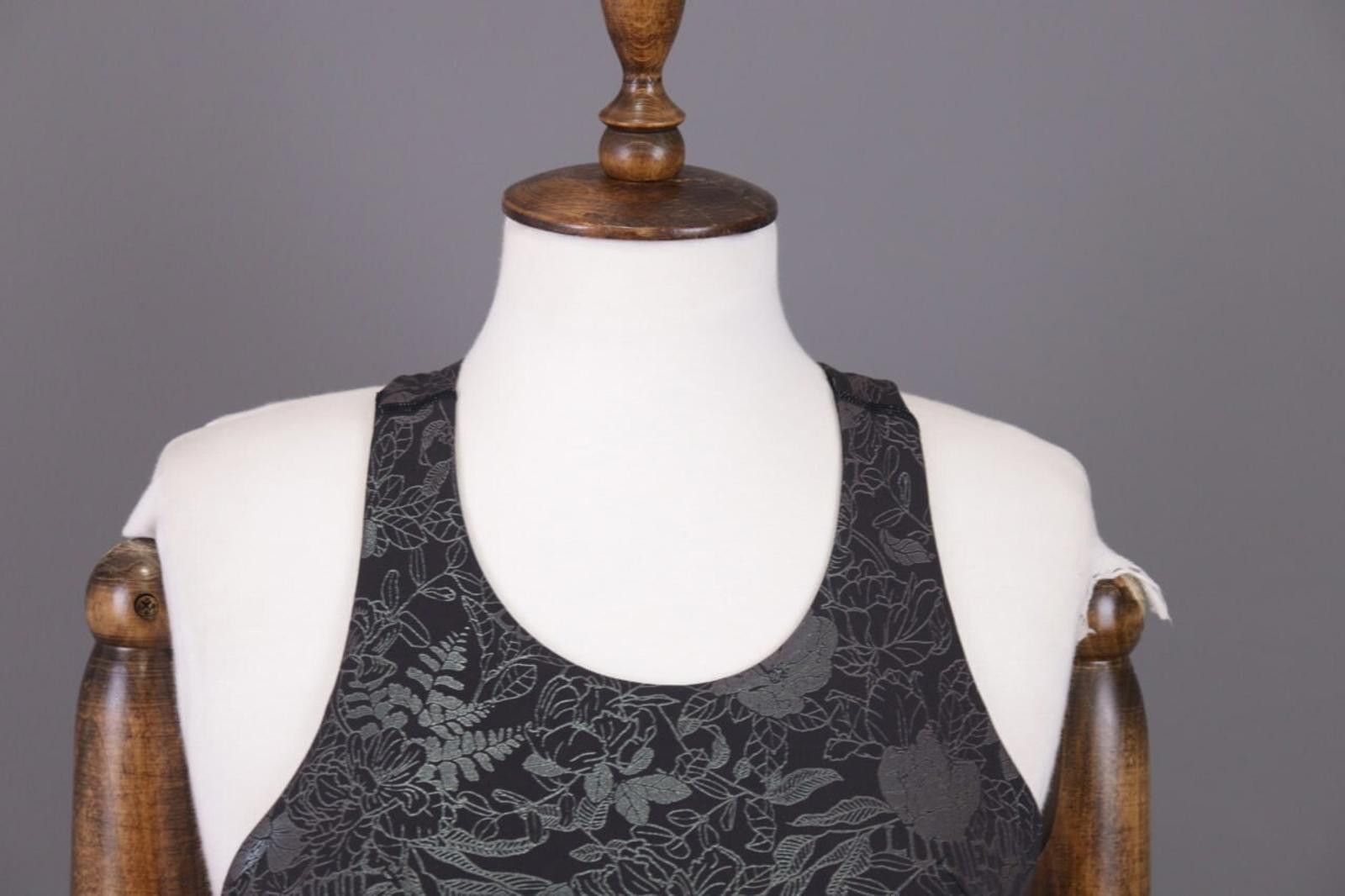 Lululemon Lululemon Athletica Gray Floral Top Sleeveless Shirt Size 6 Size M / US 6-8 / IT 42-44 - 4 Thumbnail