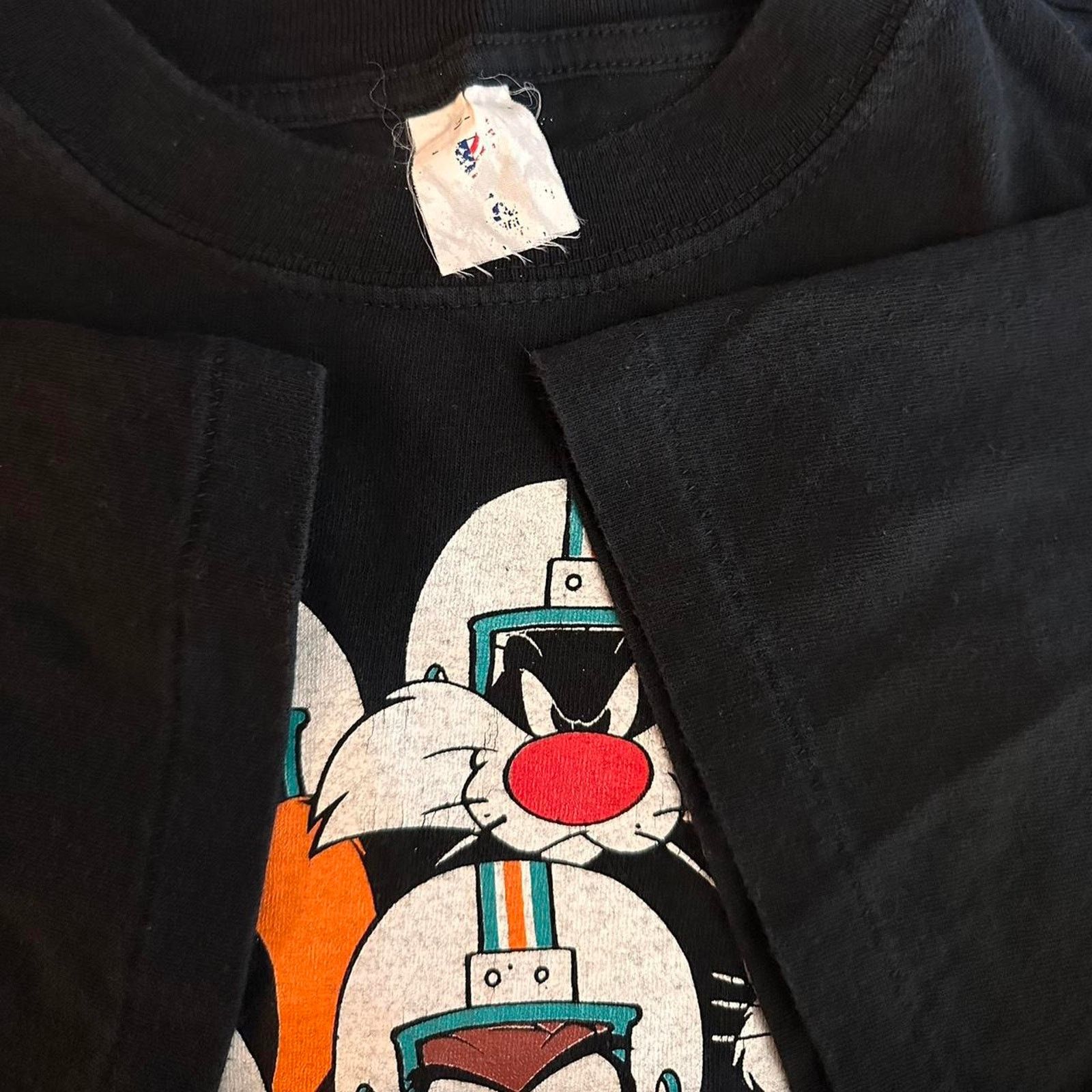 Vintage Vintage 1995 Miami Dolphins Looney Tunes Shirt Size US L / EU 52-54 / 3 - 7 Thumbnail