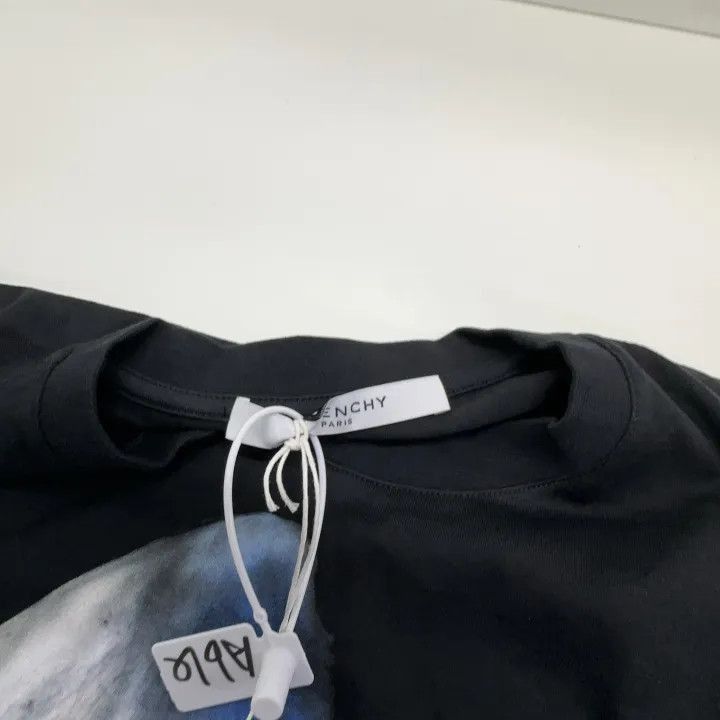 Givenchy Givenchy Givenchy Shark Print TShirt for Men and Women -25 Size US S / EU 44-46 / 1 - 6 Thumbnail
