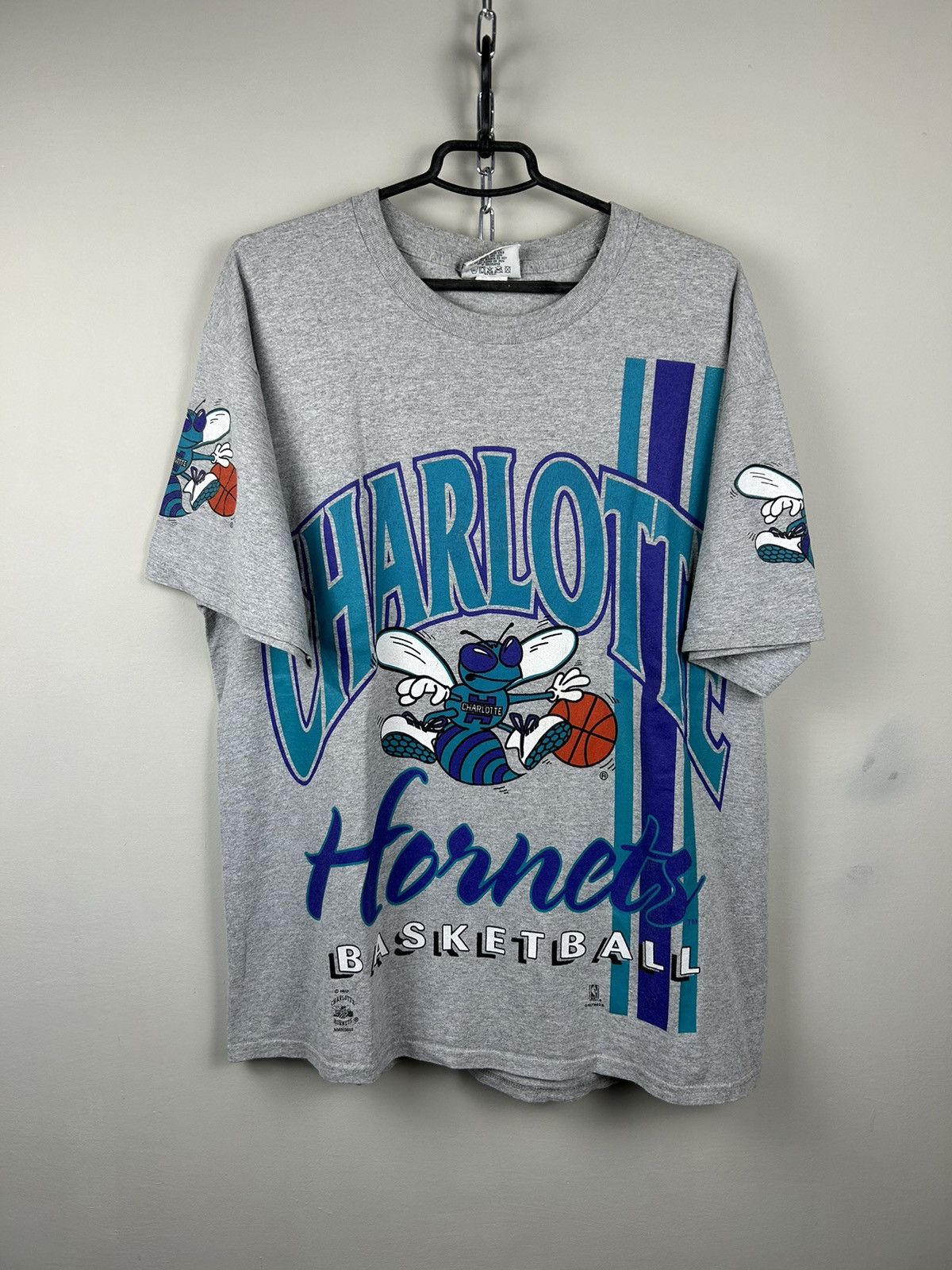 Vintage Vintage 90s Charlotte Hornets Basketball Tee Rare Size US XL / EU 56 / 4 - 1 Thumbnail