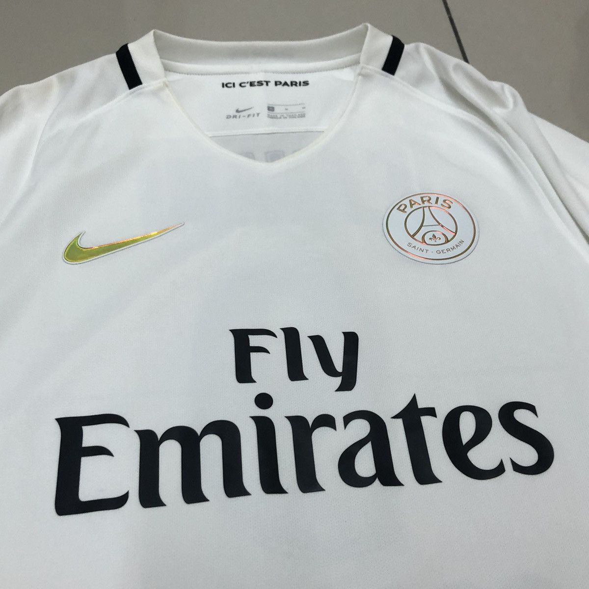 Nike PSG 16/17 third away shirt #9 Cavani Size US M / EU 48-50 / 2 - 3 Thumbnail