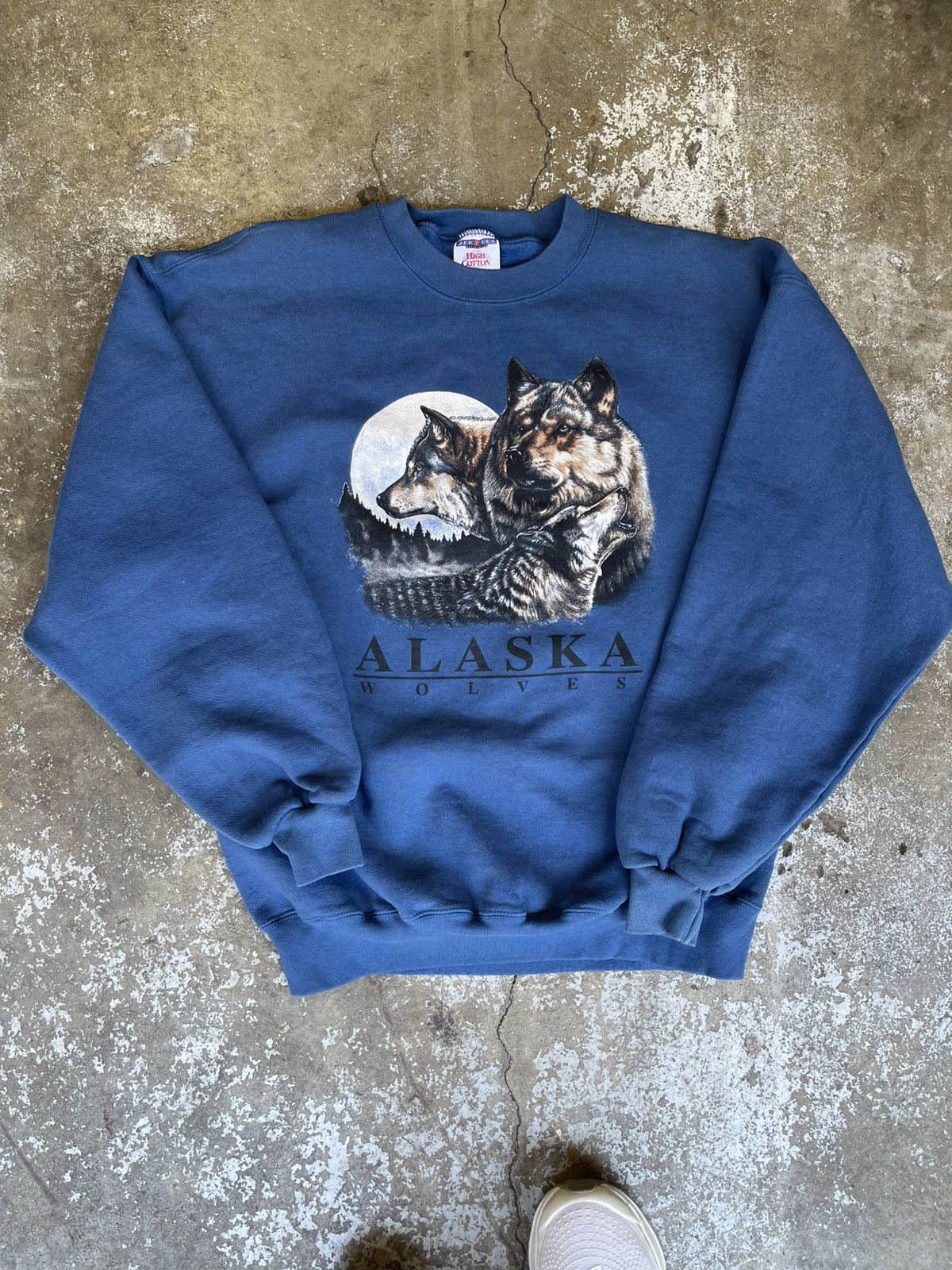 Vintage Vintage 90s Alaskan Wolves Sweatshirt Size US XL / EU 56 / 4 - 1 Thumbnail