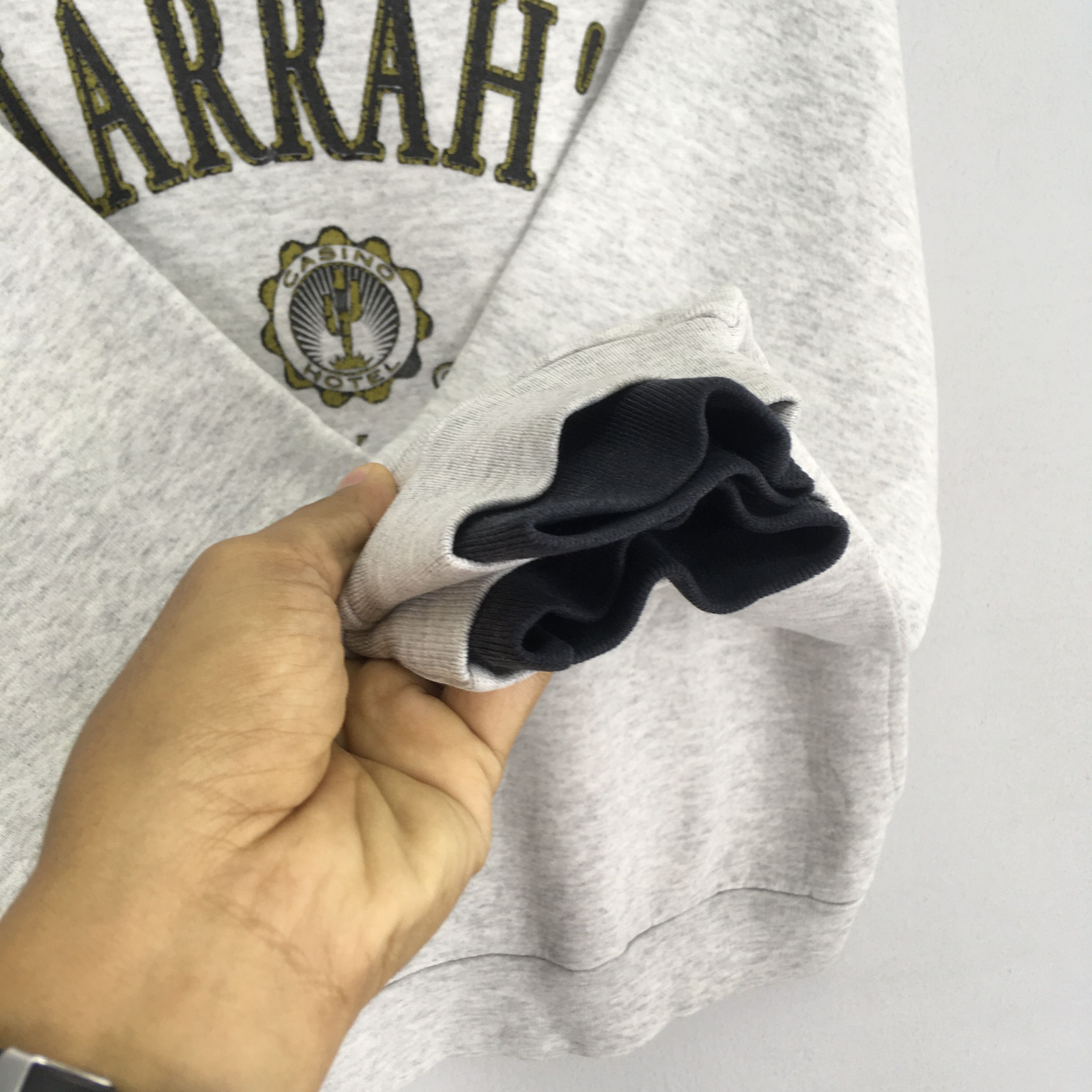 Vintage Vintage 90's Harrahs Grey Sweatshirt Large - 286 Size US L / EU 52-54 / 3 - 7 Thumbnail