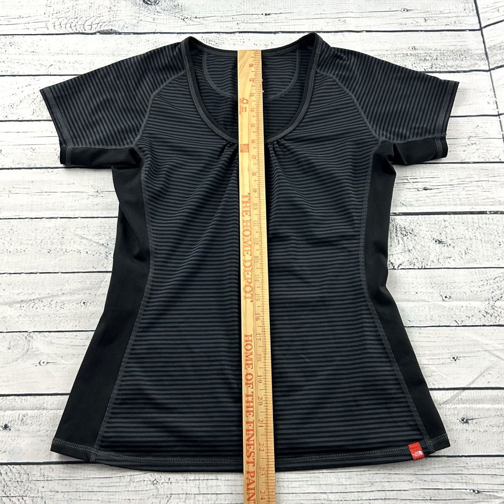 The North Face The North Face VaporWick Striped Short Sleeve T Shirt Women's Small Black Gray Size S / US 4 / IT 40 - 4 Thumbnail