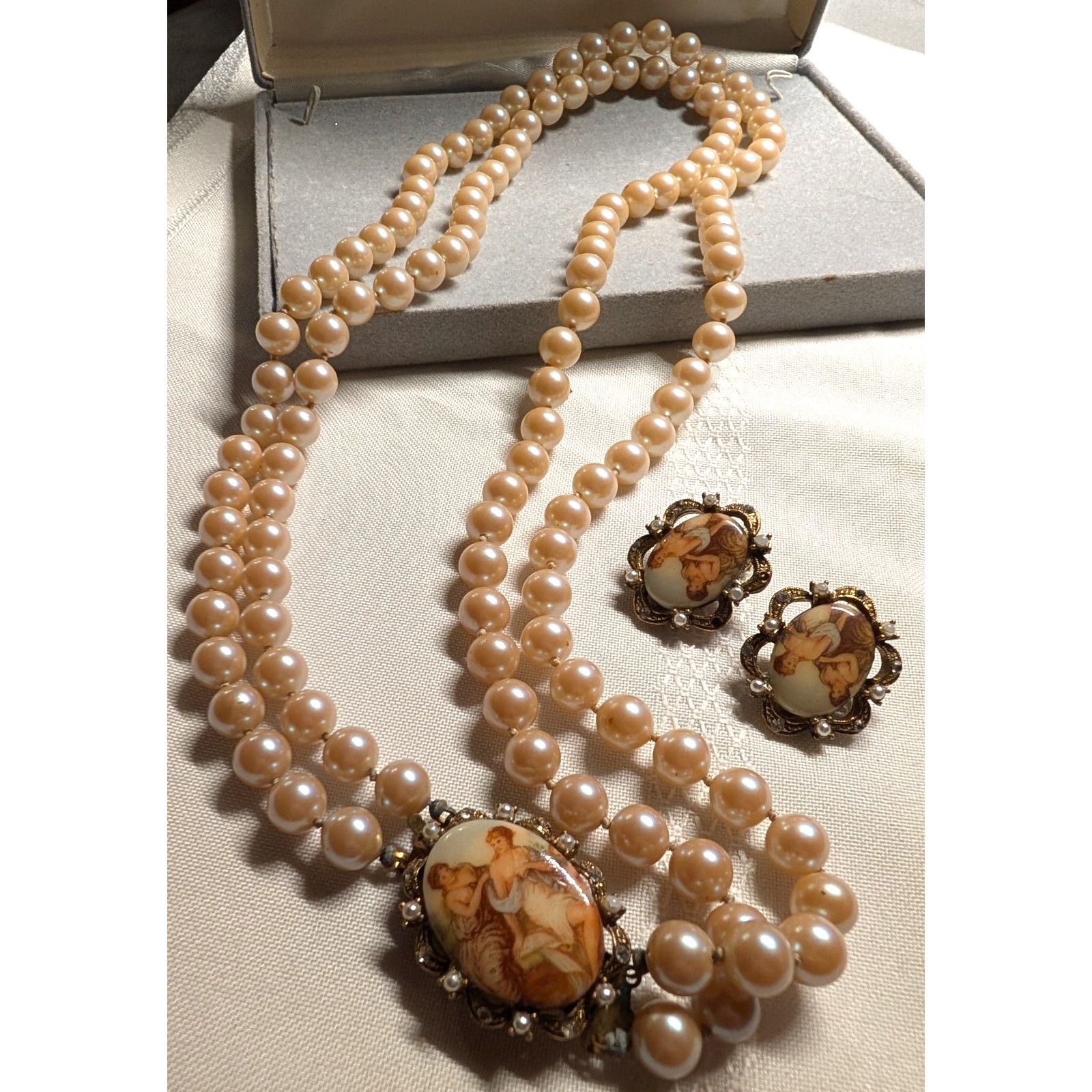 The Unbranded Brand Maidens Brooch & Clip Earrings Champagne Faux Pearl Necklace Size ONE SIZE - 1 Thumbnail