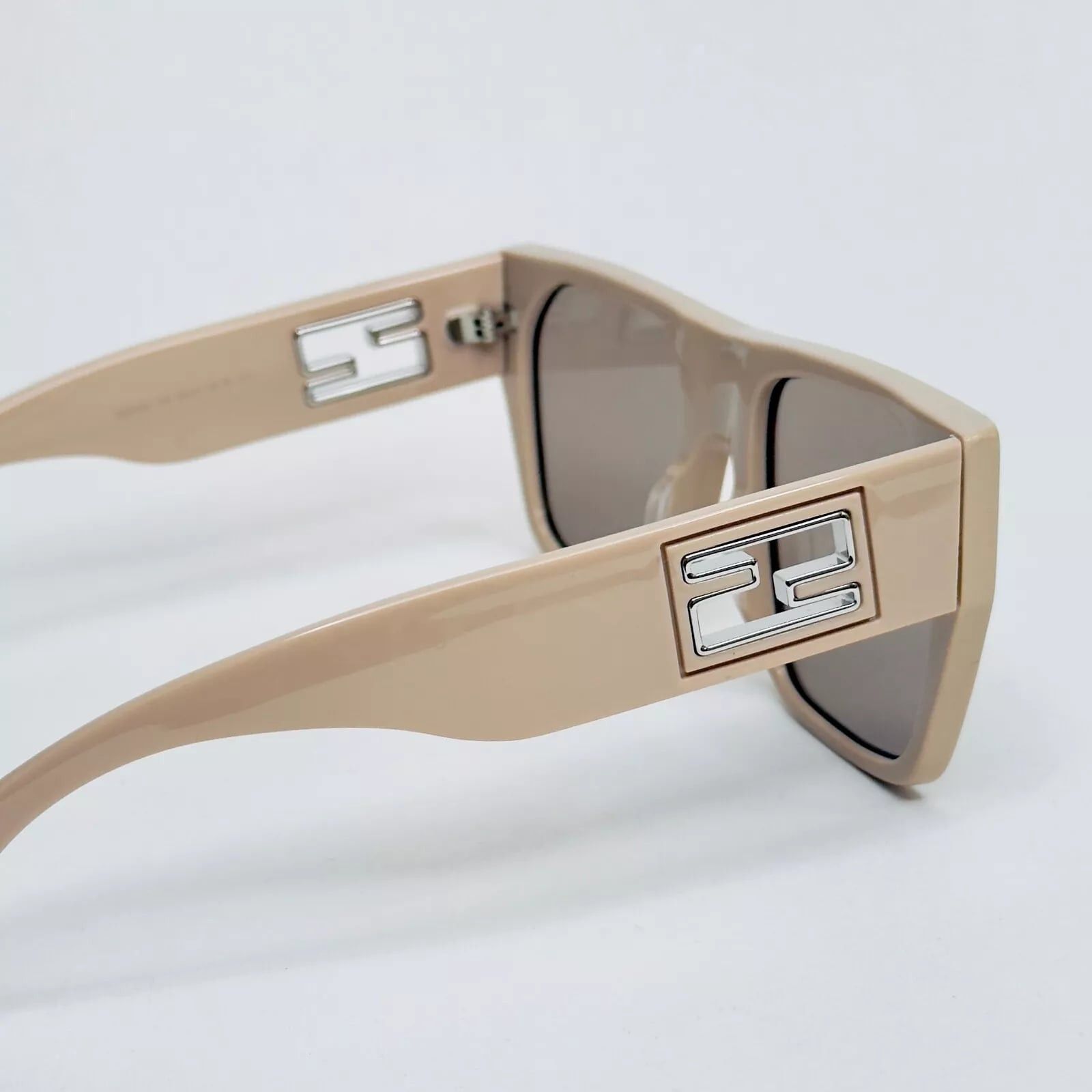 Fendi FENDI BAGUETTE Logo 40124 Beige Fashion Mask Chunky FE40124I Size ONE SIZE - 4 Thumbnail