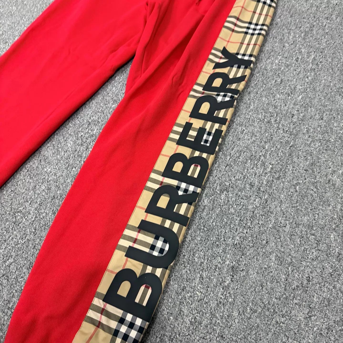 Burberry Burberry red side check sweatpants S 99 new Size 26" / US 2 / IT 38 - 3 Thumbnail