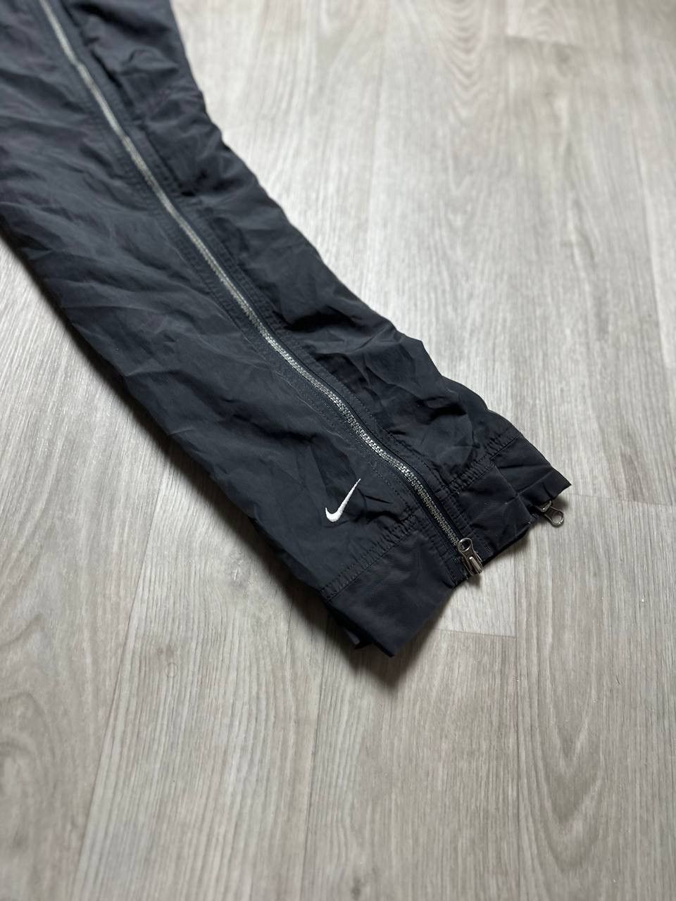 Vintage Vintage Nike Nylon Track Pants Swoosh Logo Sweatpants Size US 32 / EU 48 - 3 Thumbnail