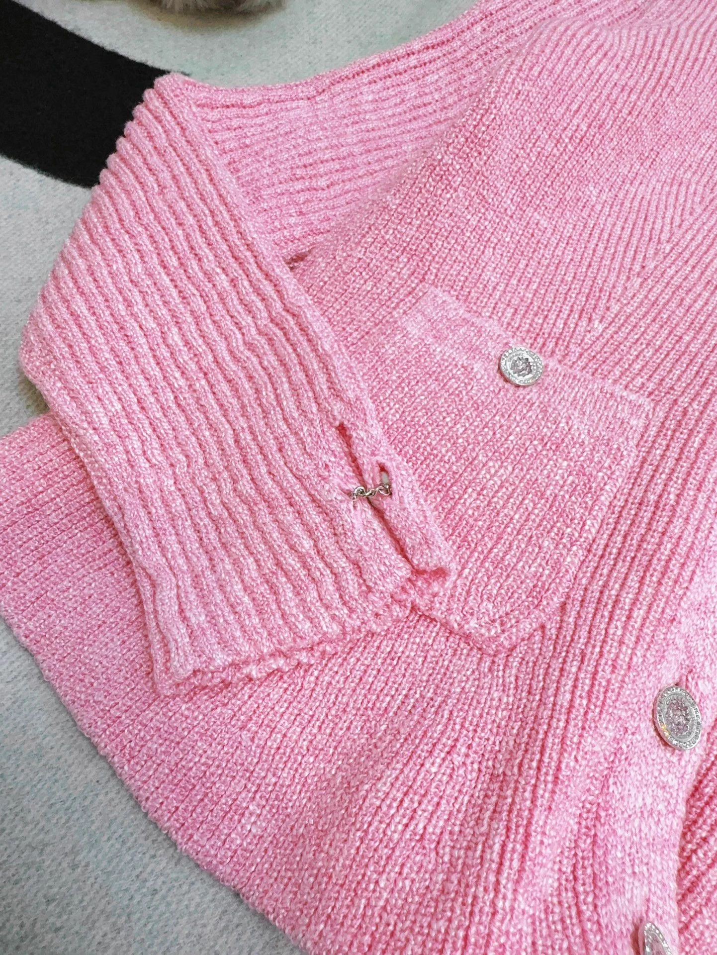 Chanel Chanel 23P Crystal Pink Crystal Button Knit Cardi 40 Size M / US 6-8 / IT 42-44 - 5 Thumbnail