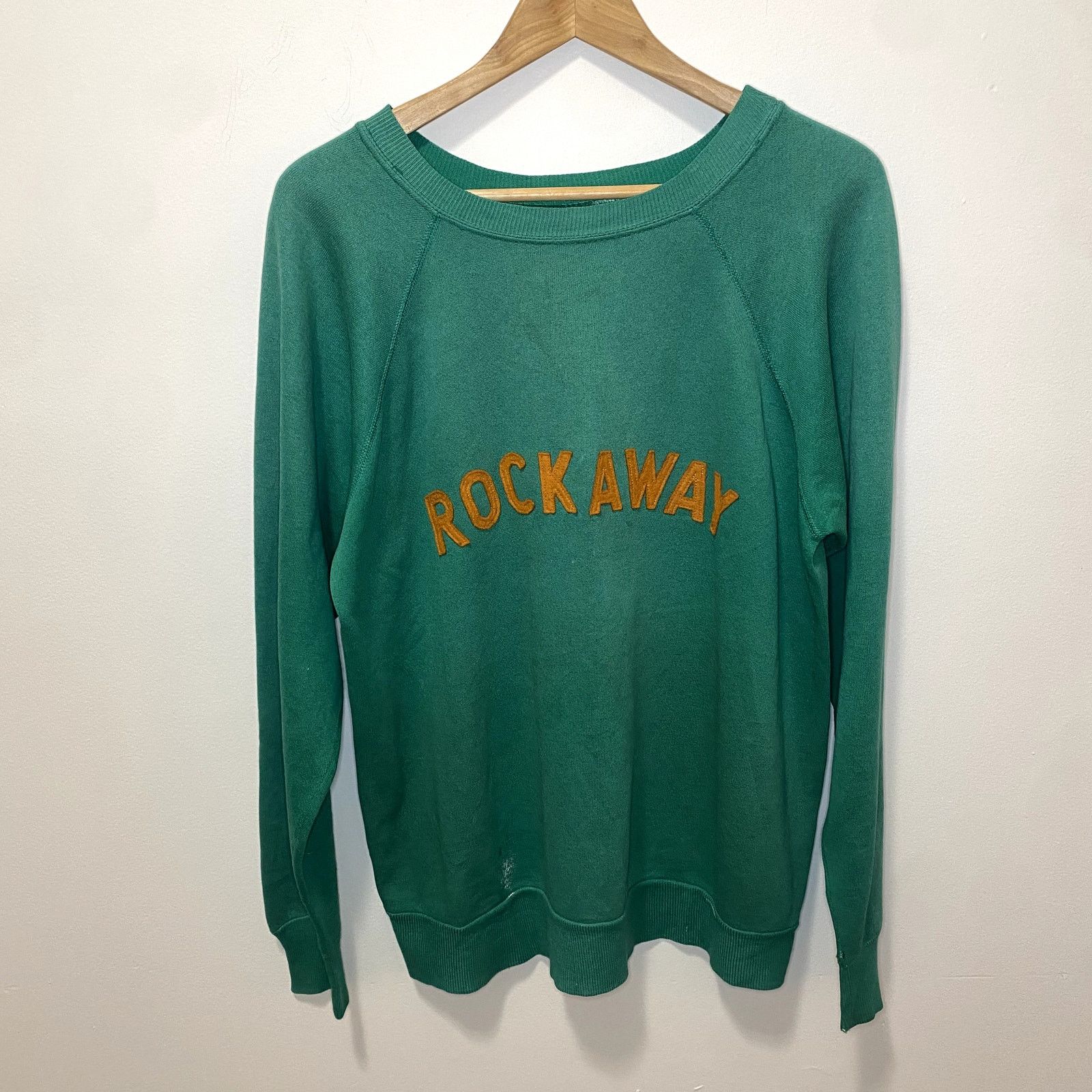 Vintage Vintage Rockaway Beach Felt Letter Surf Crewneck Sweatshirt Size US L / EU 52-54 / 3 - 1 Thumbnail