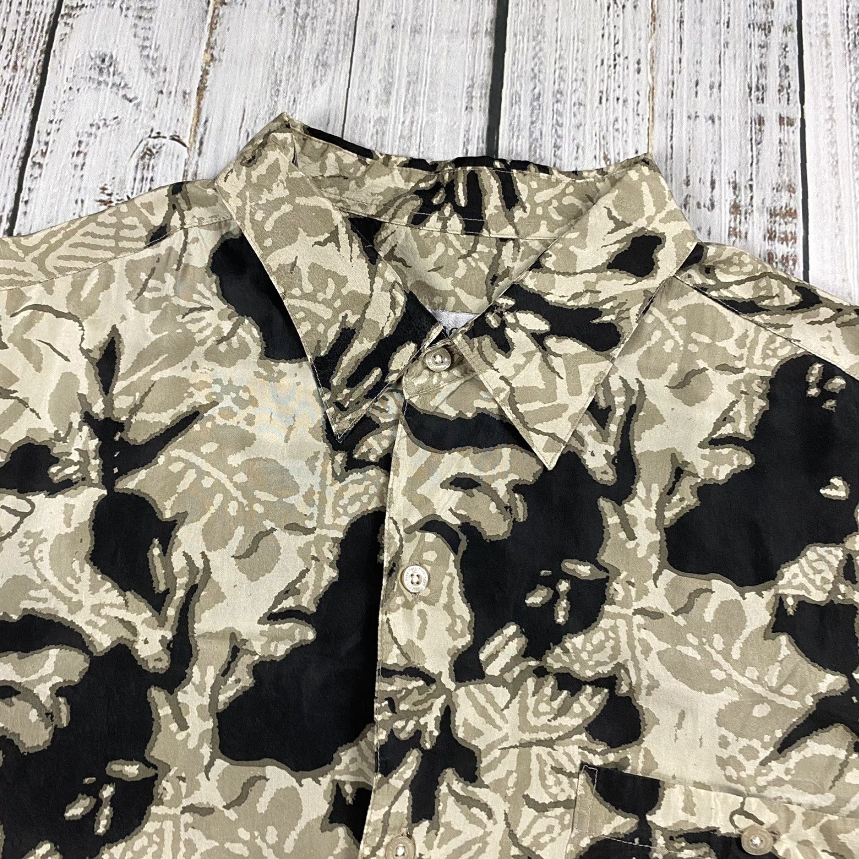 Vintage VTG Firethorn Silk Shirt Hawaiian Button-Up Shirt Mens L Black Beige Hibiscus 100% Silk Floral Short Sleeve Bow-Tie Embroidered Pattern Mens Size US L / EU 52-54 / 3 - 2 Thumbnail