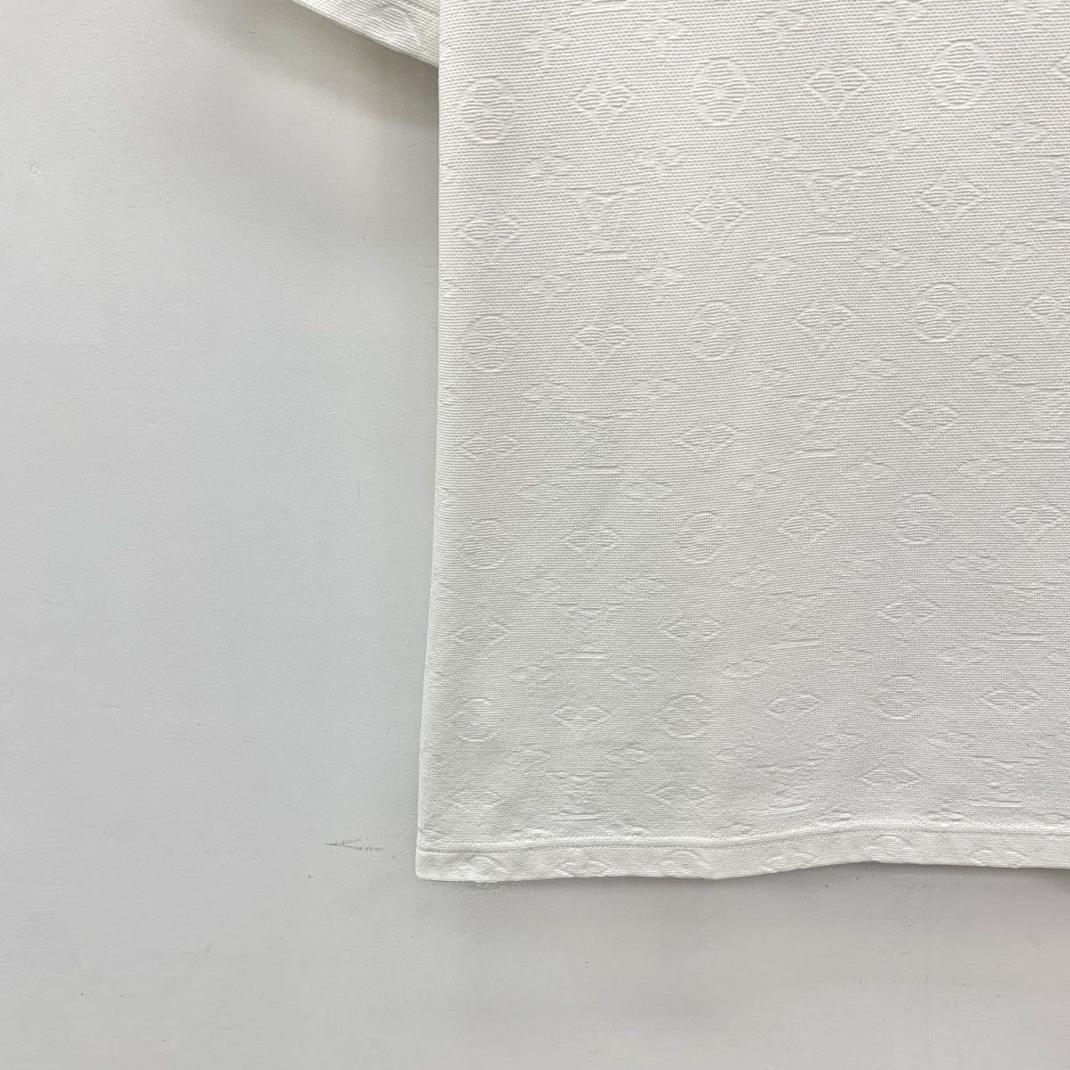 Louis Vuitton White Embossed Short-Sleeve Shirt with Pocket Size US S / EU 44-46 / 1 - 4 Thumbnail