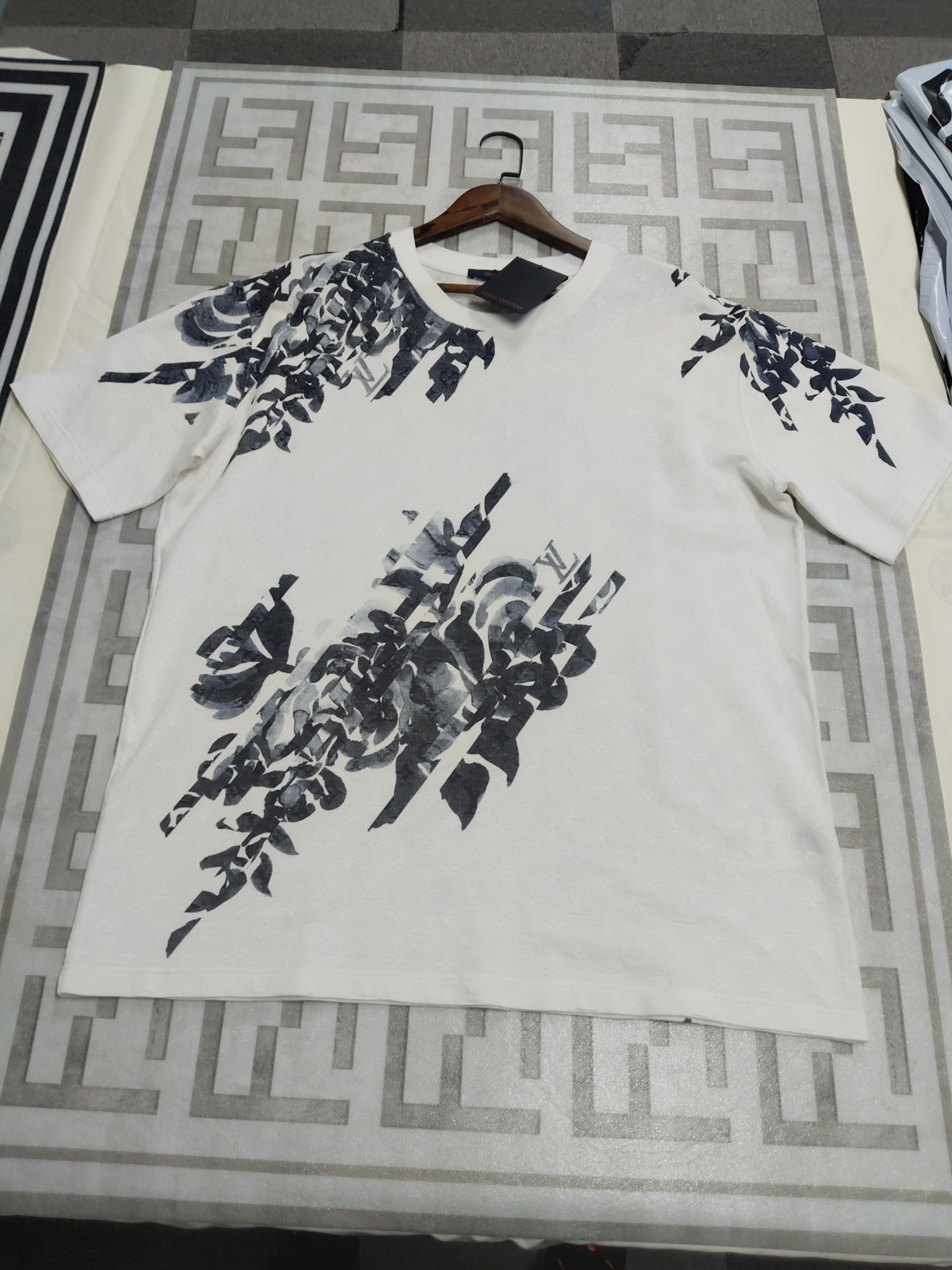 Louis Vuitton Louis Vuitton Floral Print T-Shirt Size XXL Size US XXL / EU 58 / 5 - 1 Thumbnail