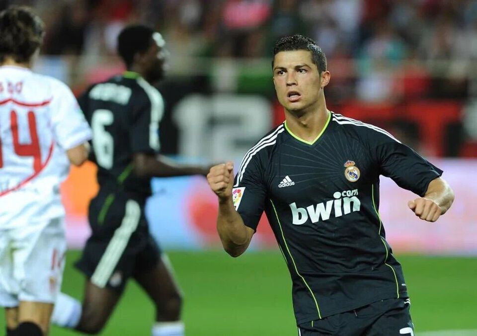 Adidas REAL MADRID 2010 2011 AWAY FOOTBALL SHIRT SOCCER JERSEY Size US S / EU 44-46 / 1 - 12 Thumbnail