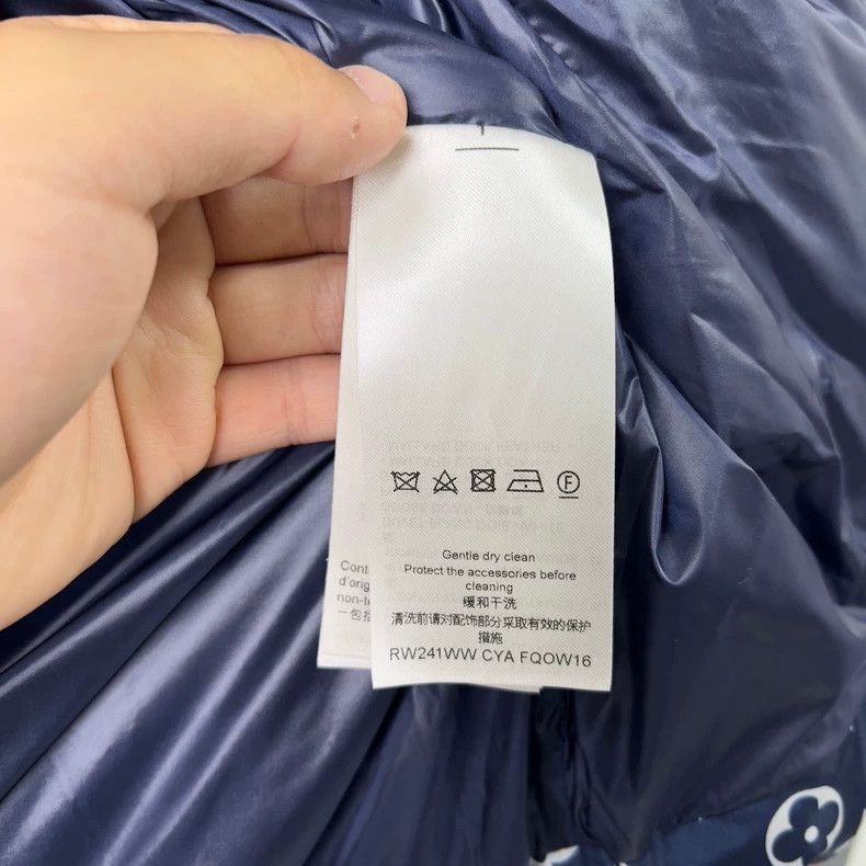 Louis Vuitton Louis Vuitton Full logo printed down jacket Size XS / US 0-2 / IT 36-38 - 4 Thumbnail