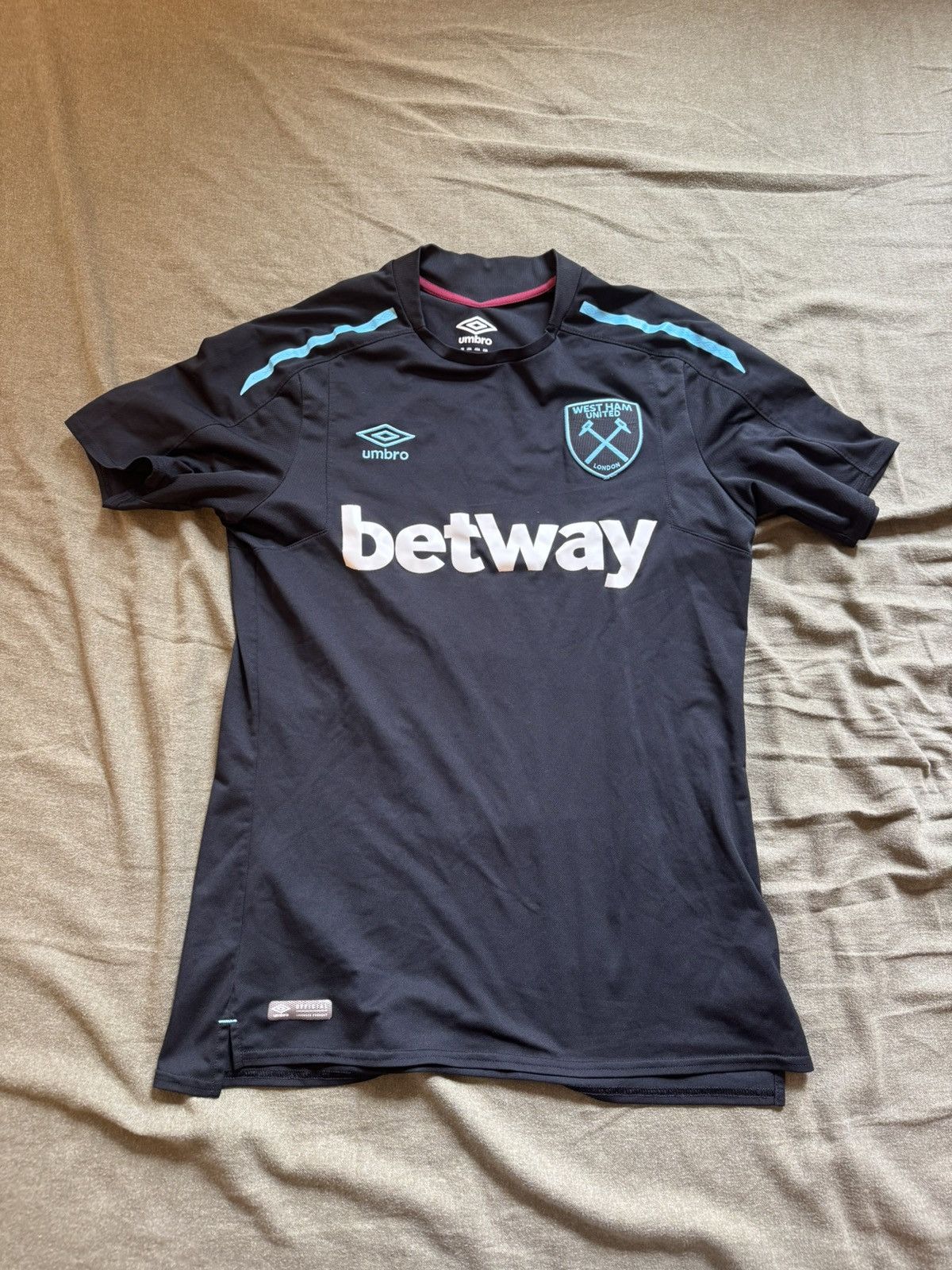 Umbro West Ham Jersey Size US M / EU 48-50 / 2 - 1 Thumbnail