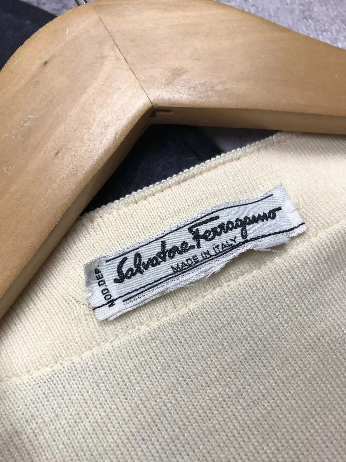 Salvatore Ferragamo SALVATORE FERRAGAMO Vintage Knitted Cardigan Beige Luxury Size US M / EU 48-50 / 2 - 8 Thumbnail