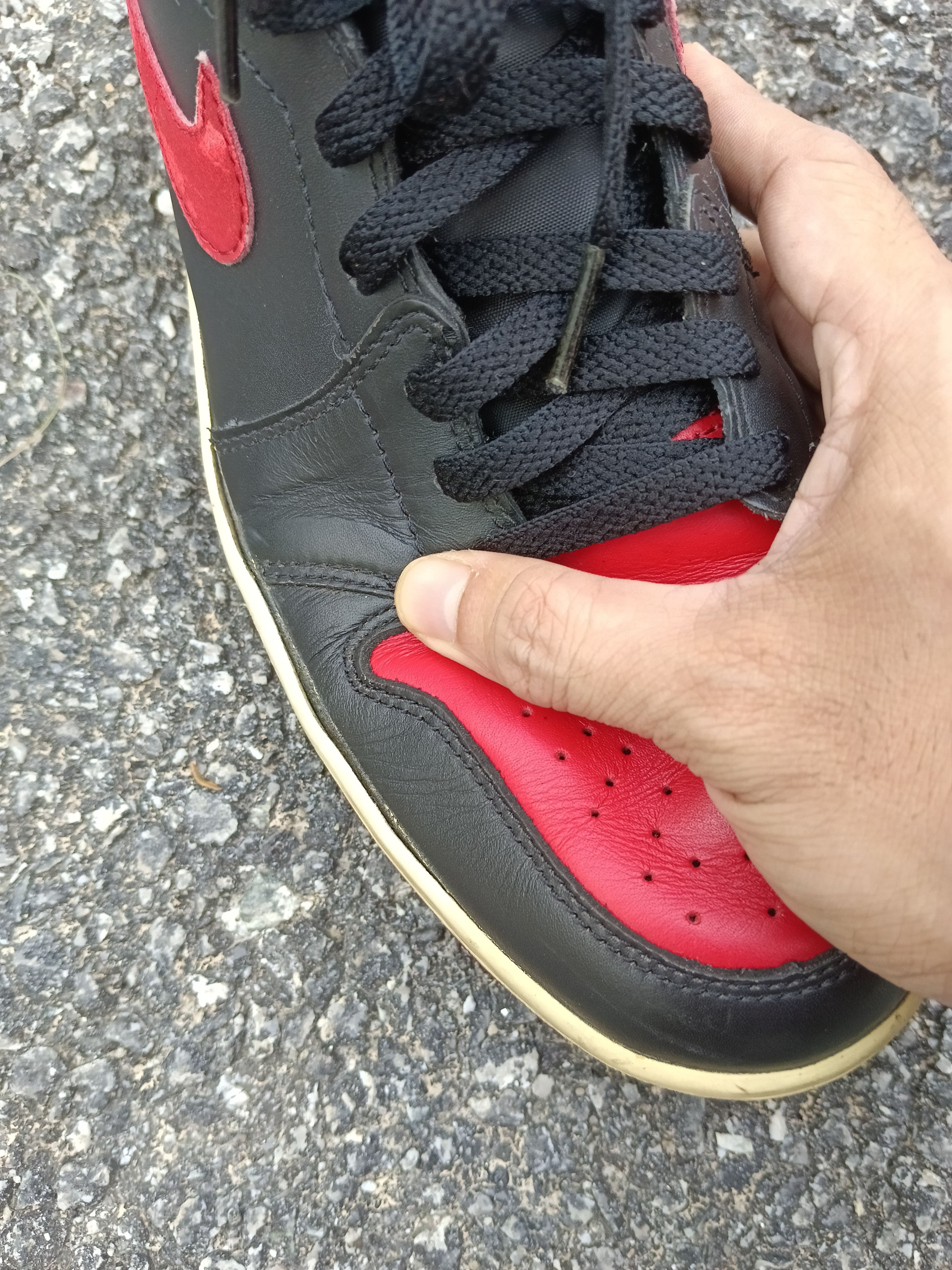 Jordan Brand NIKE AIR JORDAN 1 RETRO BRED 2001 VINTAGE SNEAKERS Size US 10 / EU 43 - 8 Thumbnail