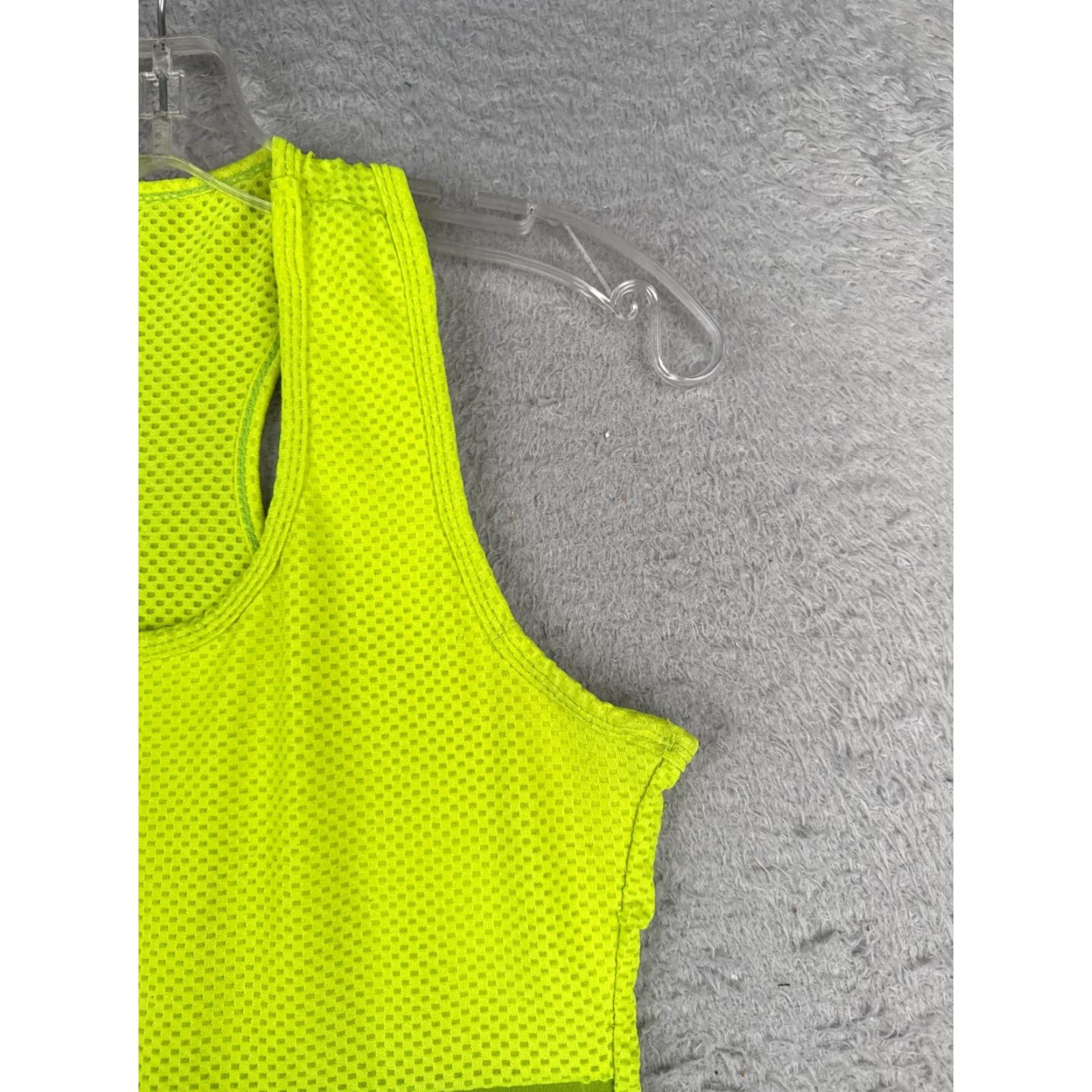 Area Hot Shapers Tank Womens L Green Tank Sleeveless Run Gym Rear Pocket Shirt Women Athletic Sleeveless Athletic Tank Green 36 in Womens Size ONE SIZE - 2 Thumbnail