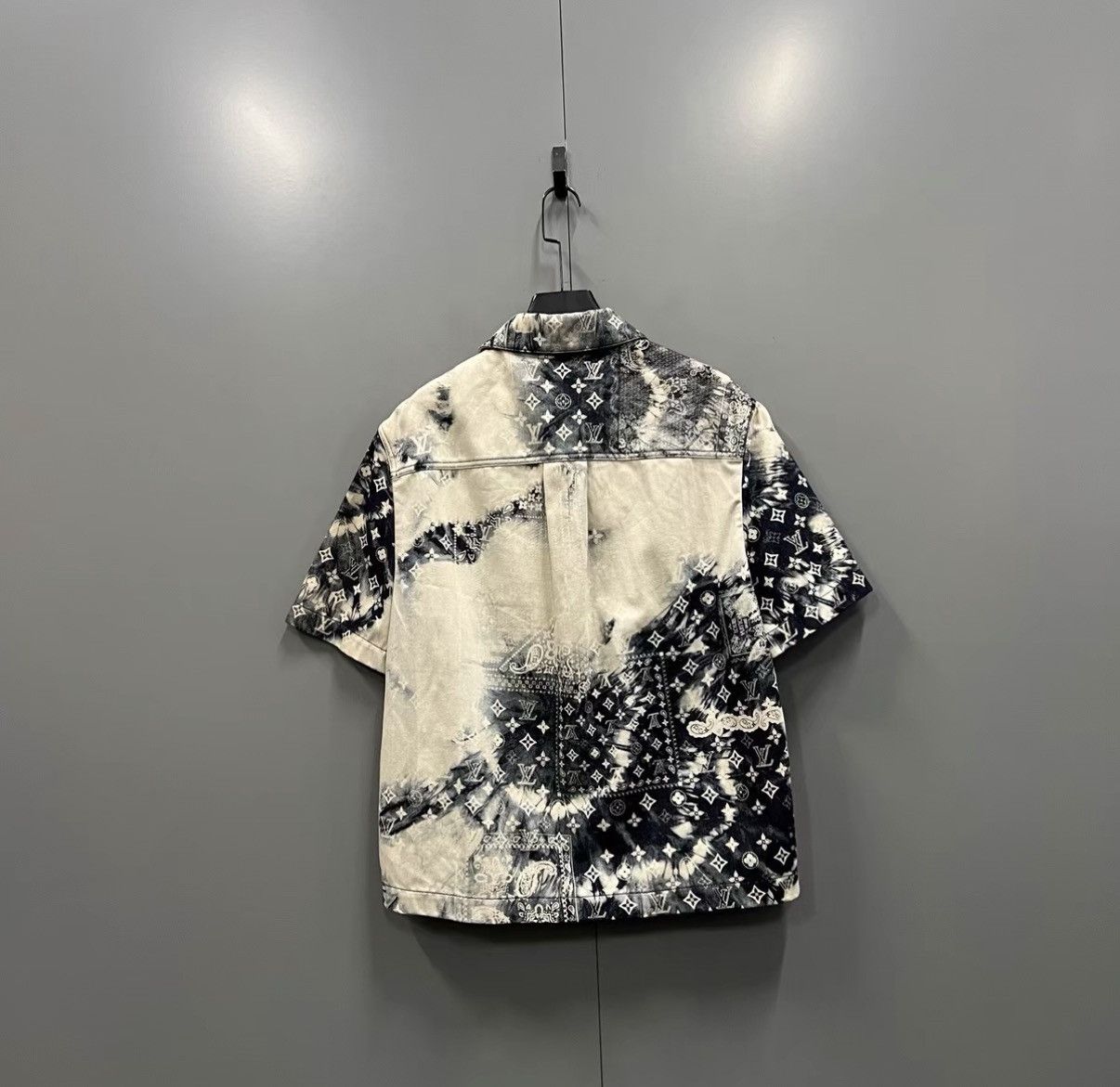 Louis Vuitton Louis Vuitton LV 22 Paisley Tie-dye Logo Denim Shirt J41 Size US M / EU 48-50 / 2 - 2 Thumbnail