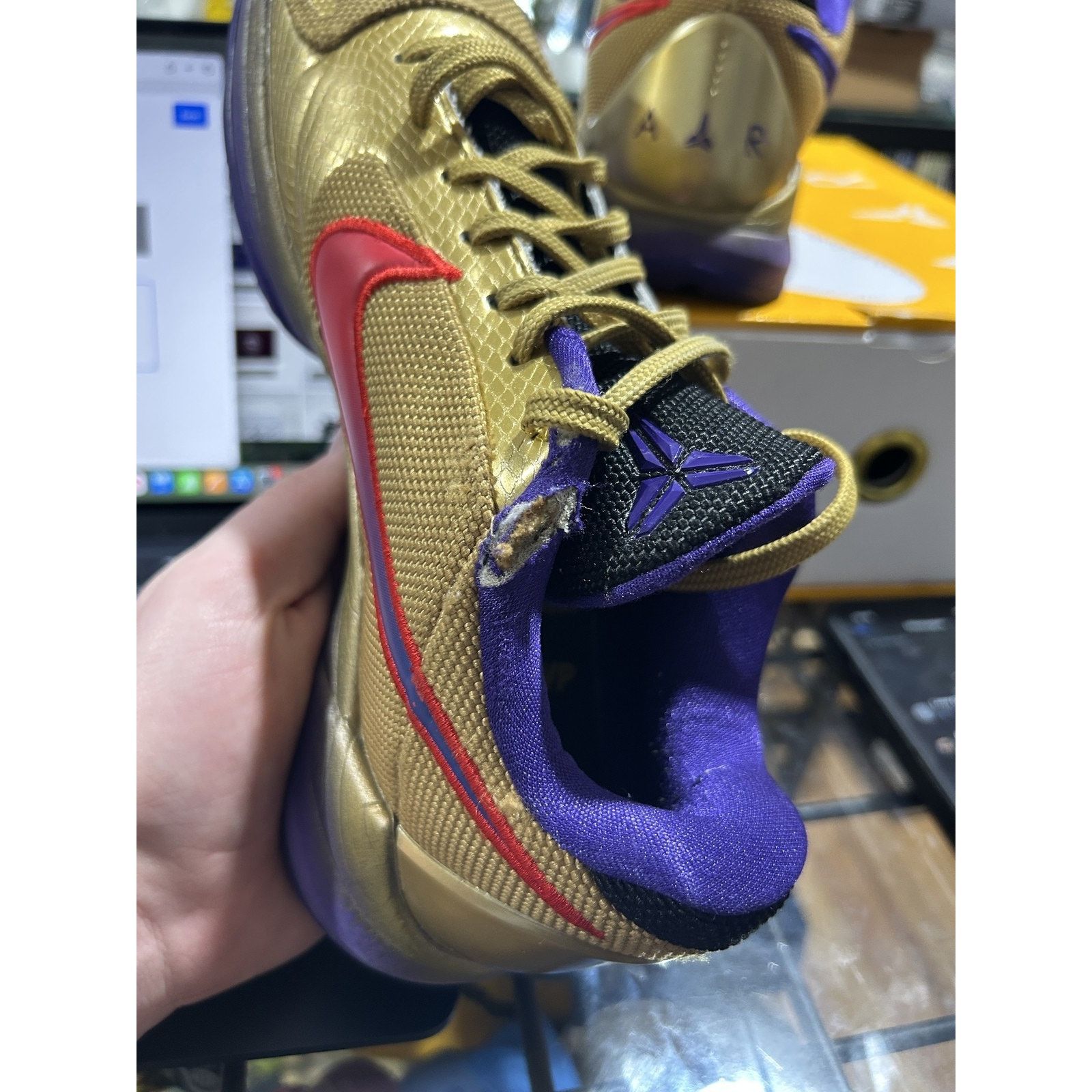 Other KOBE 5 PROTRO UNDEFEATED HALL OF FAME SIZE 9 USED Size US 9 / EU 42 - 2 Thumbnail
