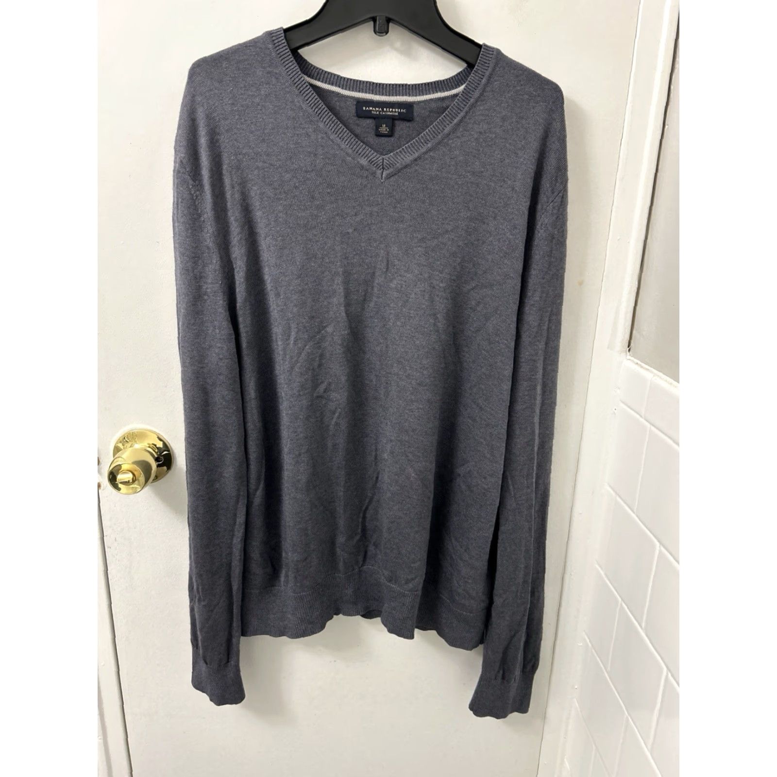 Banana Republic Banana Republic Sweater Mens Sz M Gray Silk Cashmere V Neck Pullover Sweatshirt Shirt Sweatshirt Size US M / EU 48-50 / 2 - 2 Thumbnail