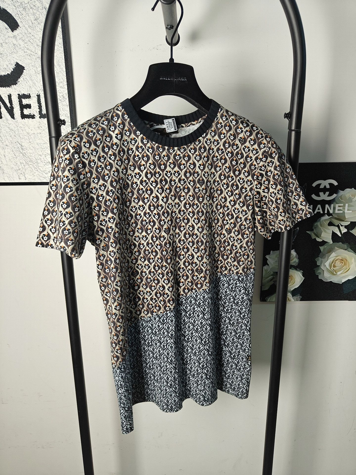 Louis Vuitton Louis Vuitton Floral White T-Shirt m Men Size US M / EU 48-50 / 2 - 1 Thumbnail