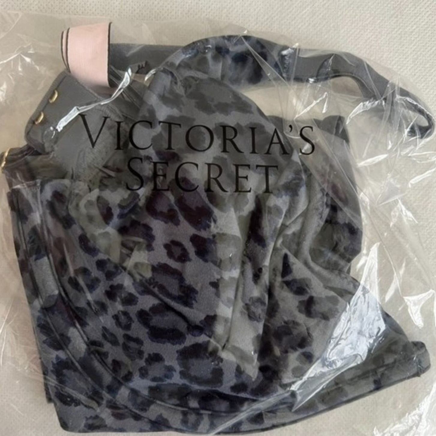 Victoria's Secret Victoria's Secret Unlined Underwire Plunge Bra, 32DD Size ONE SIZE - 7 Thumbnail