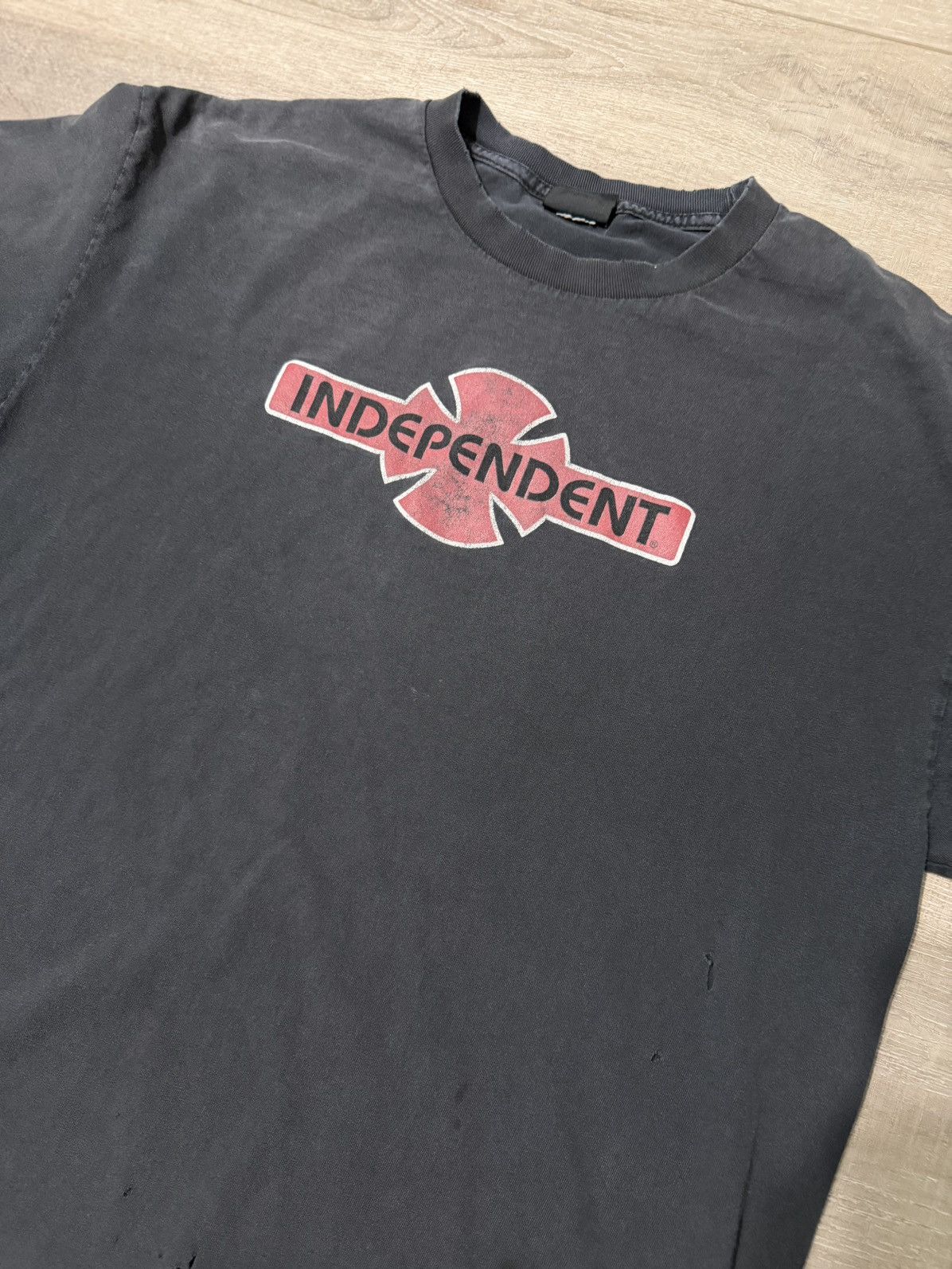 Vintage Vintage Independent Iron Cross Faded T-Shirt Size US L / EU 52-54 / 3 - 2 Thumbnail