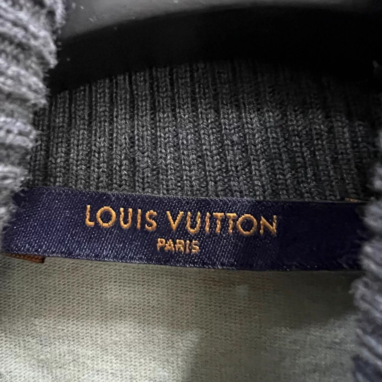 Louis Vuitton Louis Vuitton green ribbed print long sleeve S 95new Size US S / EU 44-46 / 1 - 2 Thumbnail