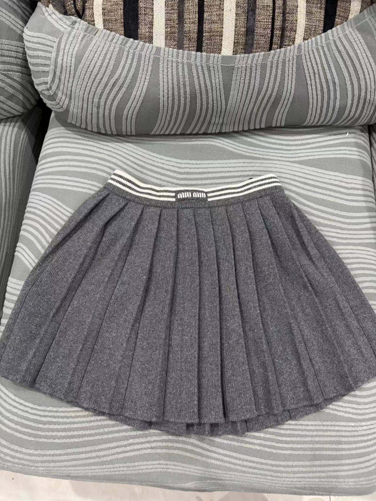 Miu Miu MIU MIU Cashmere Pleated Skirt New Worn Once No Tags Size 26" / US 2 / IT 38 - 1 Thumbnail
