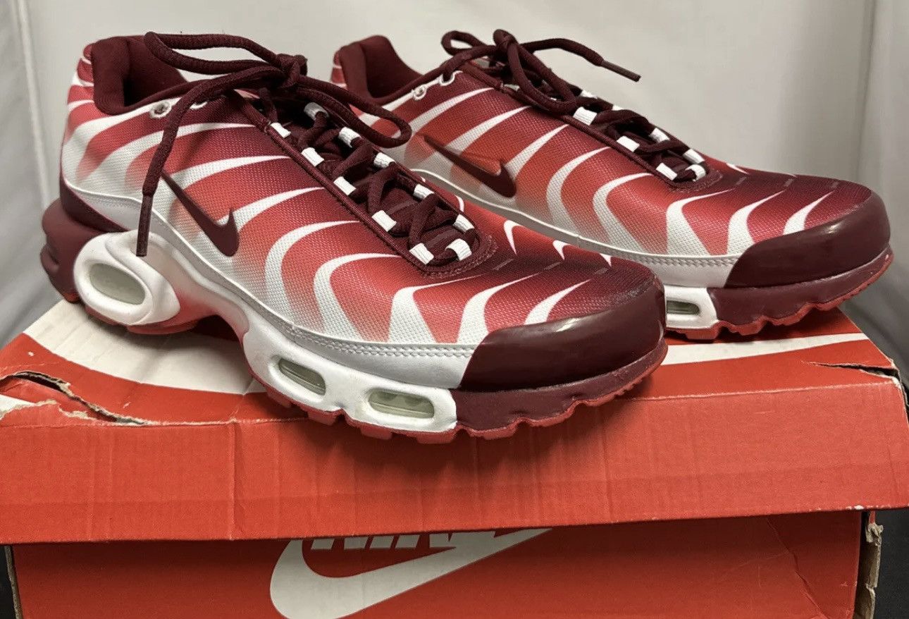 image of Nike Air Max Plus Tn Se Size 9.5 Shoes in Red, Men's